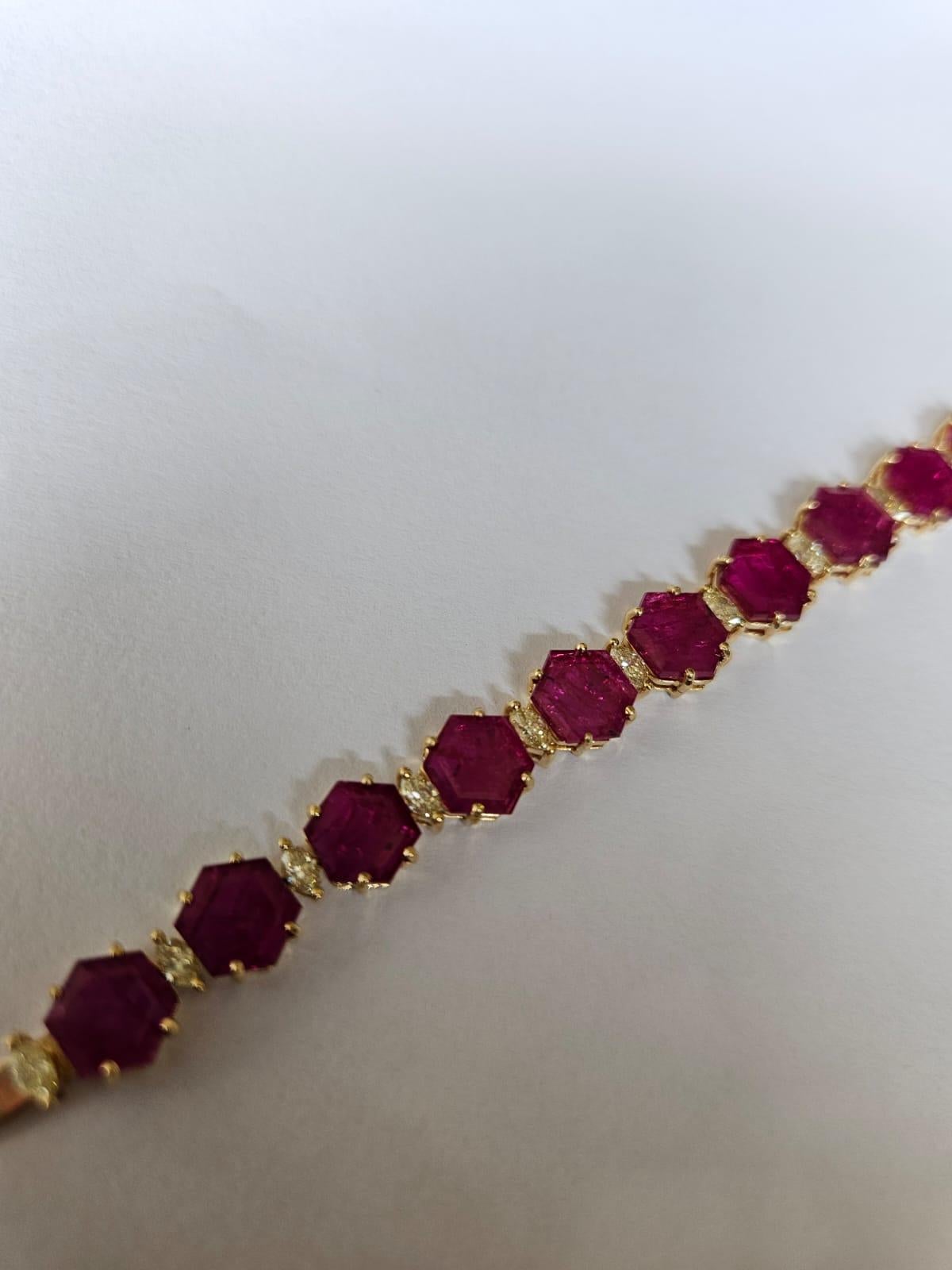 Set in 18K Gold, 21.83 carats, natural Mozambique Ruby & Diamond Modern Bracelet In New Condition For Sale In Hong Kong, HK