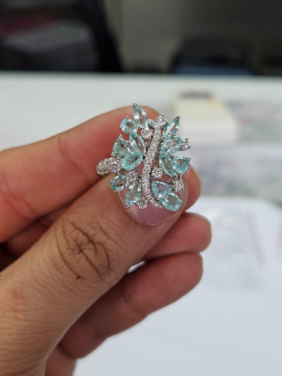 Une très belle bague de fiançailles cocktail Paraiba de style moderne en or blanc 18 carats et diamants naturels. Le poids du Paraibas est de 2,21 carats. Le poids des diamants est de 1,02 carats. Le poids net de l'or 18 carats est de 5,99 grammes.