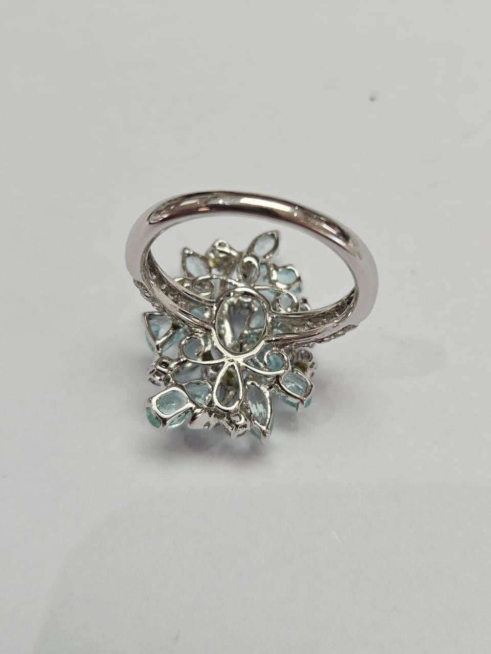 Moderne Bague de fiançailles en or 18 carats, 2,21 carats Tourmalines Paraiba et Diamants en vente