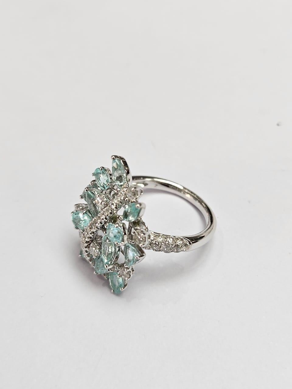 Taille poire Bague de fiançailles en or 18 carats, 2,21 carats Tourmalines Paraiba et Diamants en vente