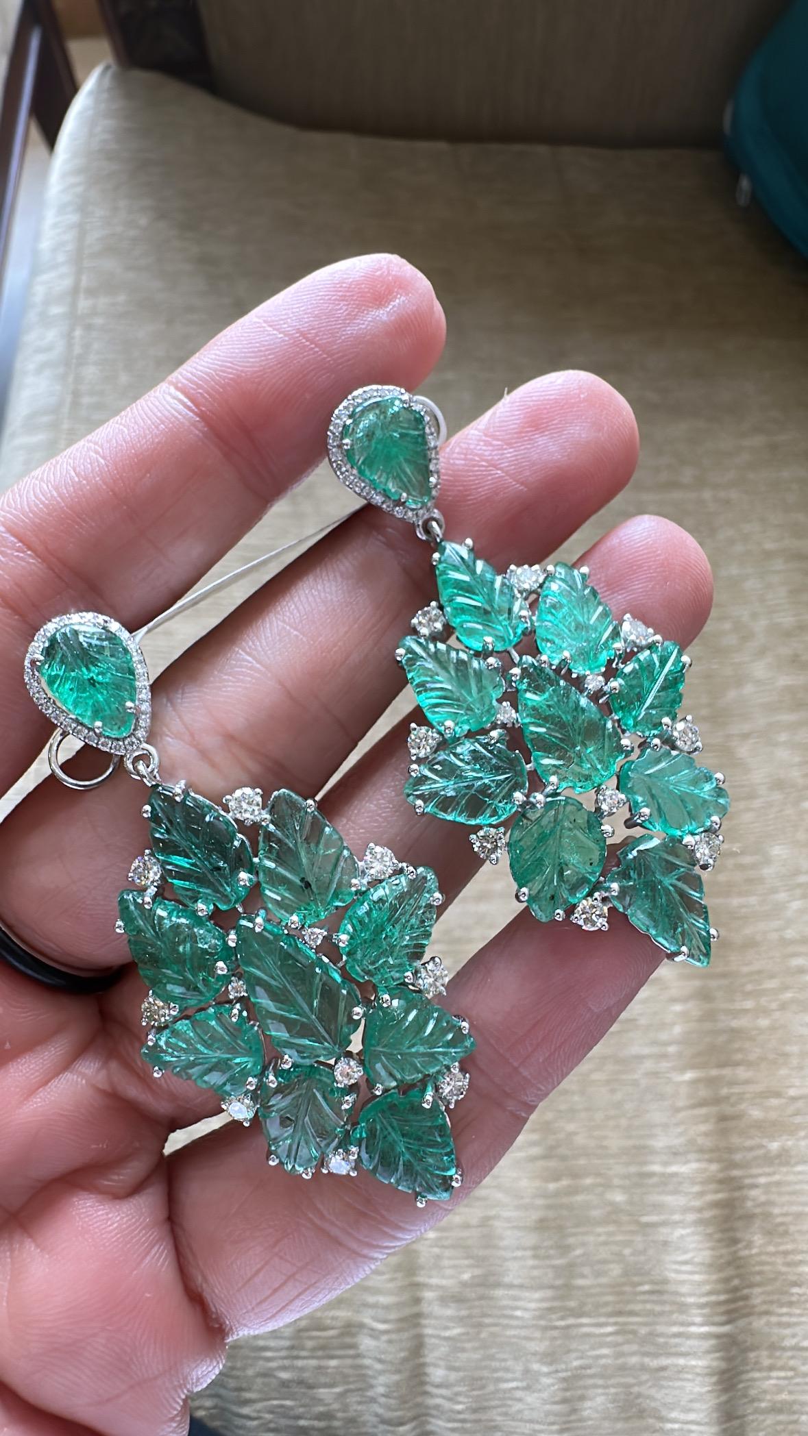 Taglio rotondo Orecchino pendente con smeraldi e diamanti dello Zambia, 22,98 carati, incastonati in oro 18K in vendita
