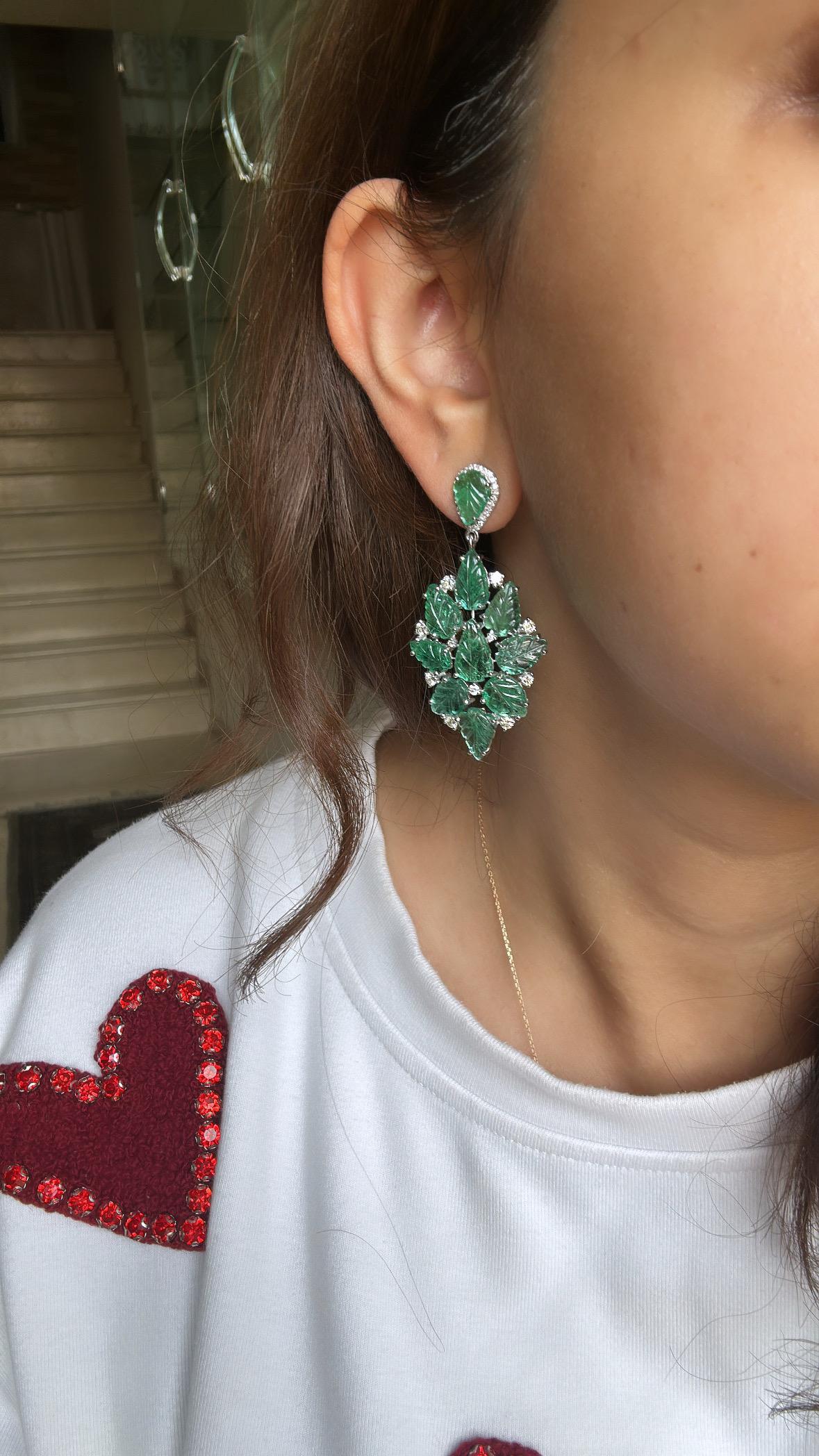 Orecchino pendente con smeraldi e diamanti dello Zambia, 22,98 carati, incastonati in oro 18K In condizioni Nuovo in vendita a Hong Kong, HK