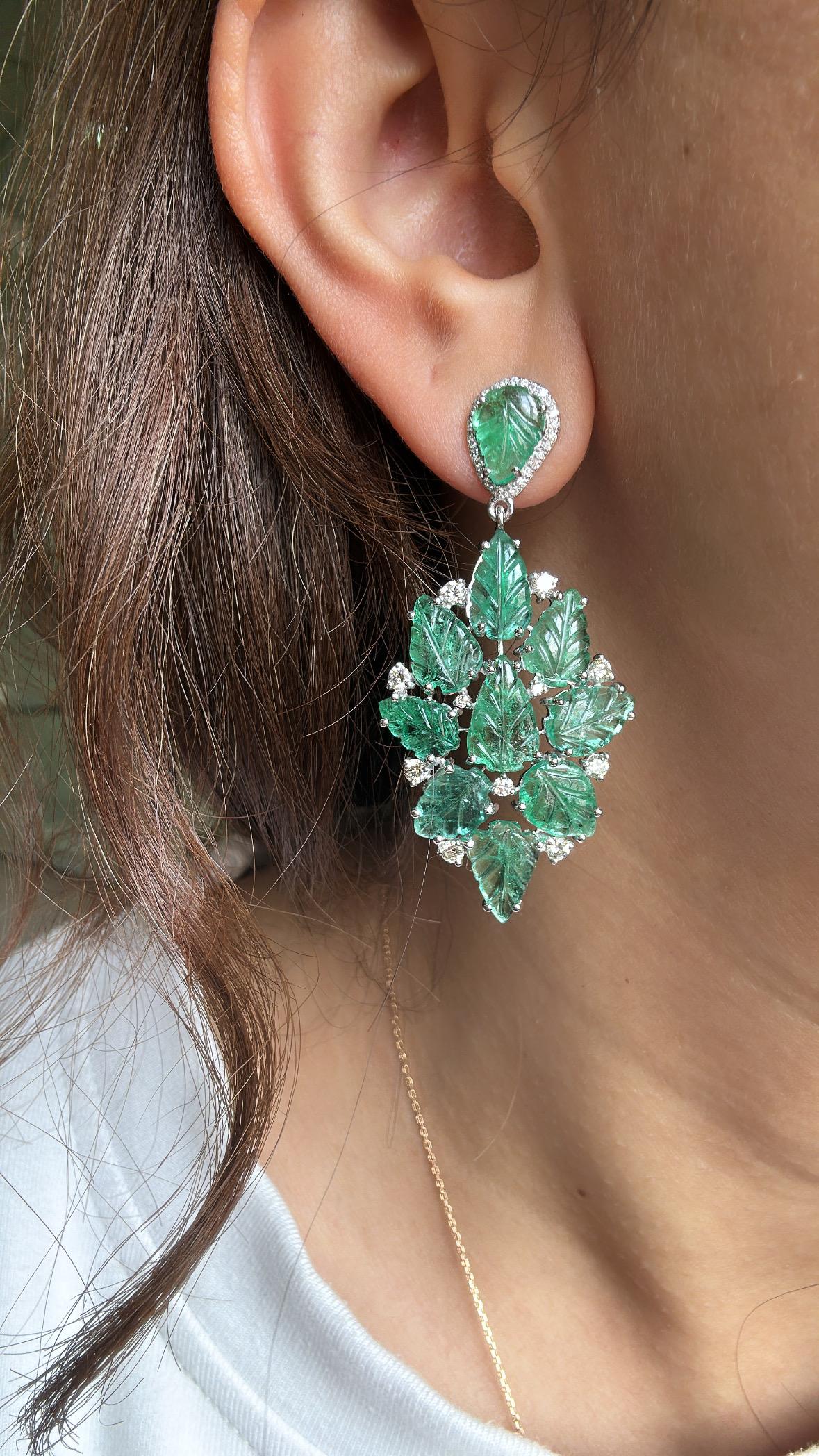 Orecchino pendente con smeraldi e diamanti dello Zambia, 22,98 carati, incastonati in oro 18K in vendita 1