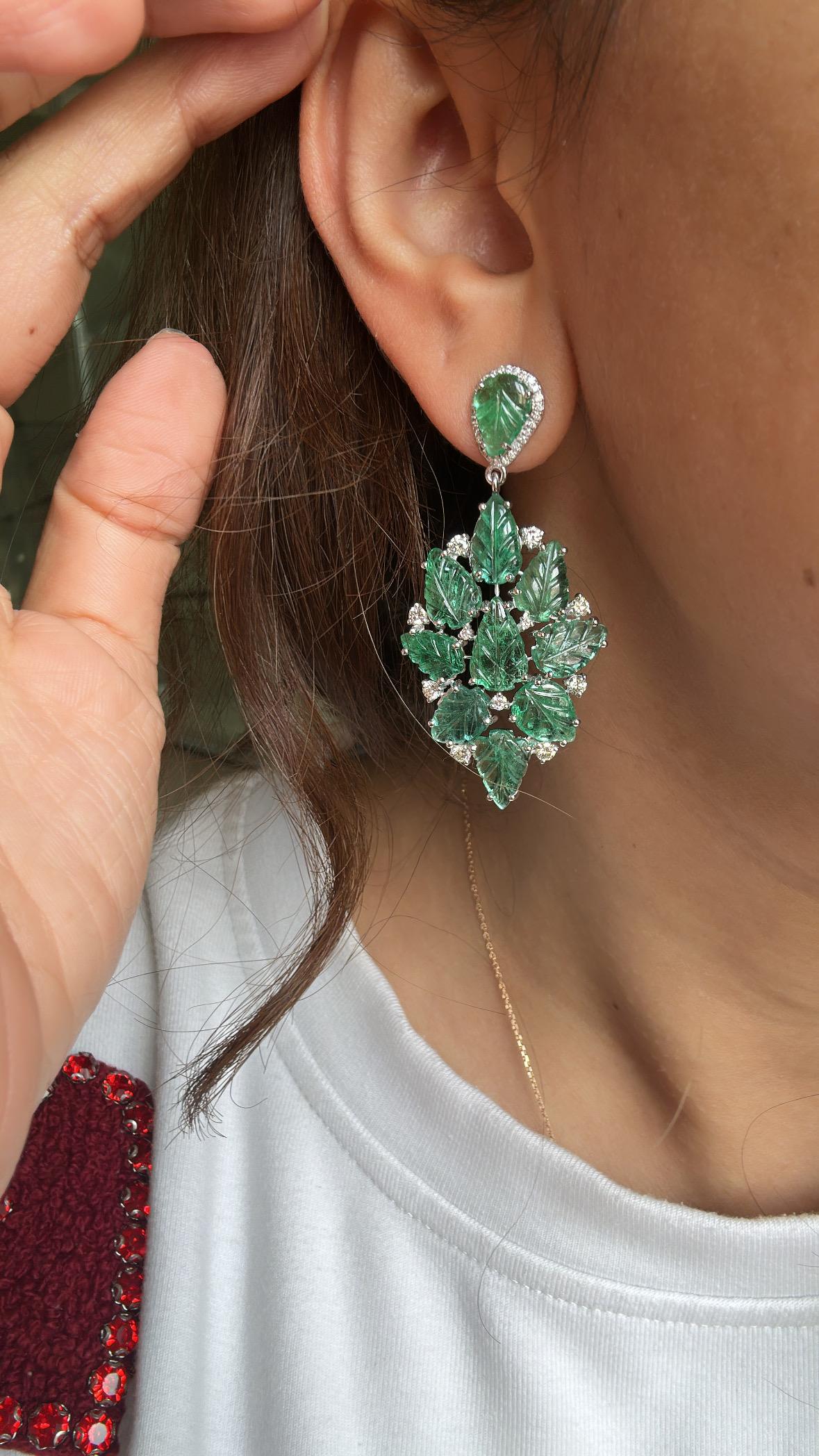 Orecchino pendente con smeraldi e diamanti dello Zambia, 22,98 carati, incastonati in oro 18K in vendita 2