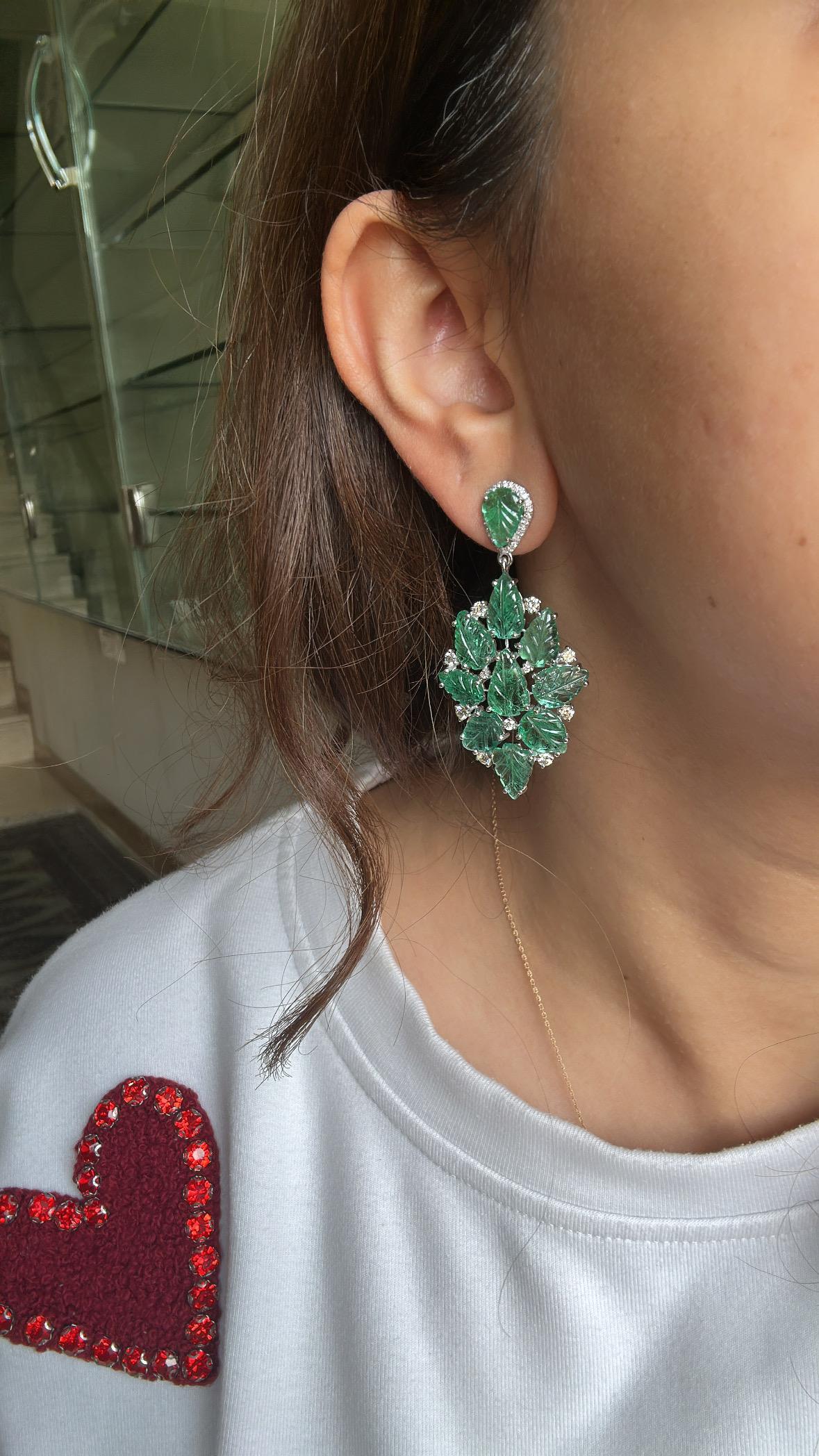 Orecchino pendente con smeraldi e diamanti dello Zambia, 22,98 carati, incastonati in oro 18K in vendita 3