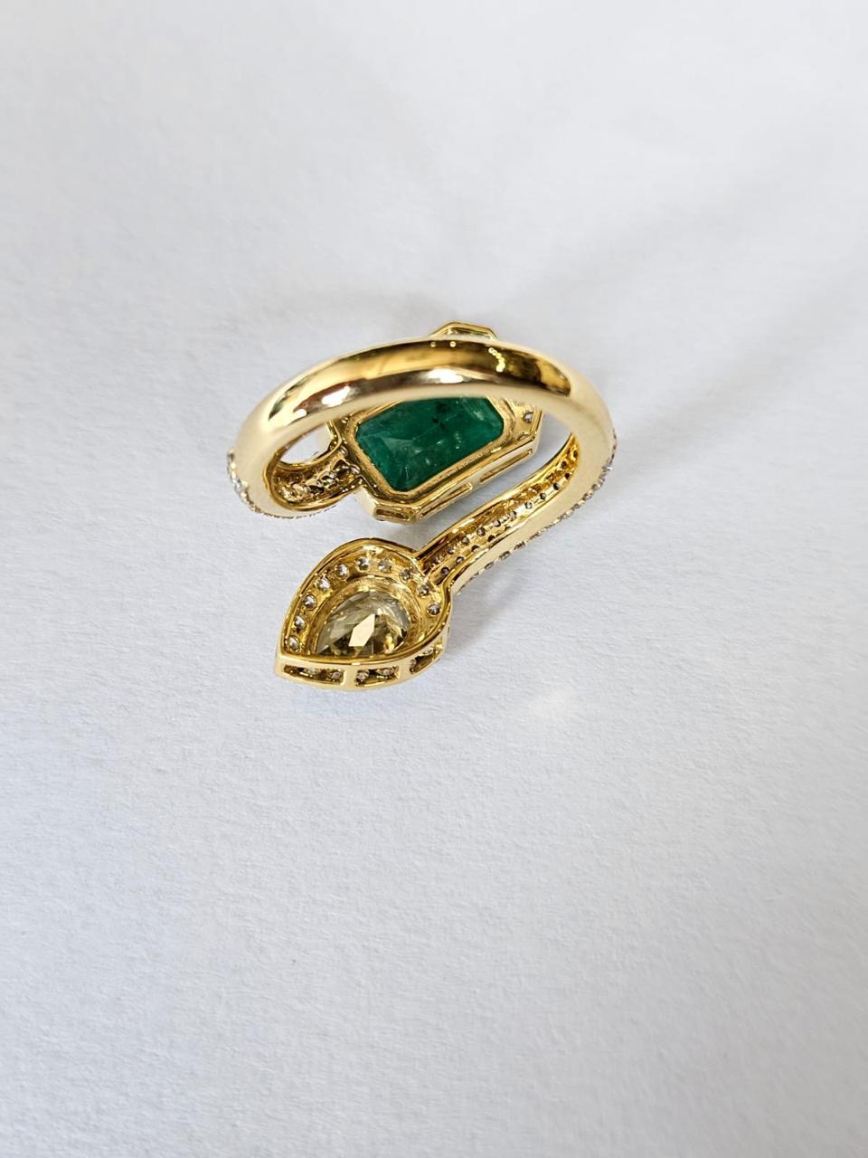 Modern Set in 18K Gold, 2.34 carats, natural Zambian Emerald & Diamonds Engagement Ring For Sale