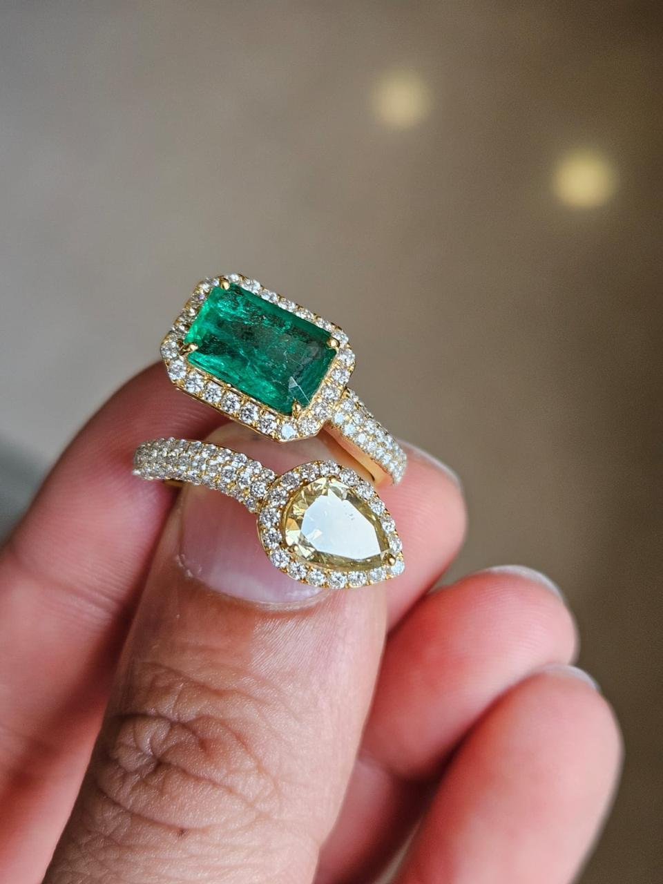 Pear Cut Set in 18K Gold, 2.34 carats, natural Zambian Emerald & Diamonds Engagement Ring For Sale