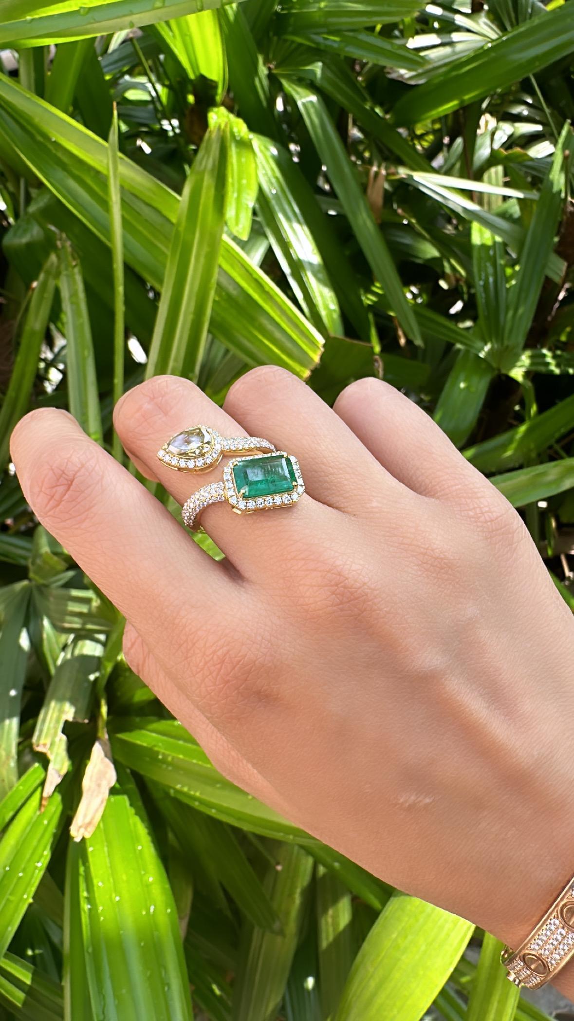 Set in 18K Gold, 2.34 carats, natural Zambian Emerald & Diamonds Engagement Ring For Sale 1