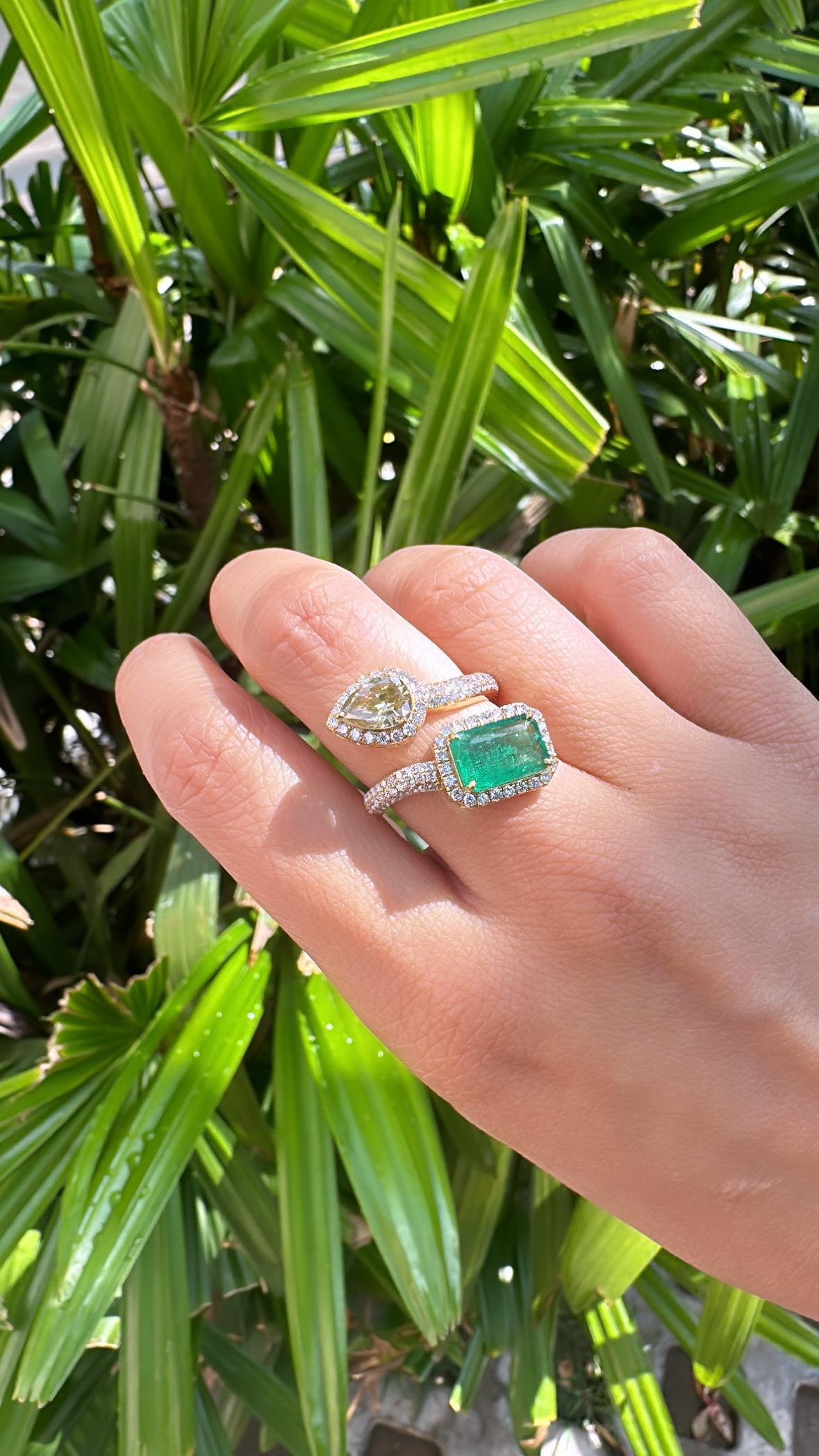 Set in 18K Gold, 2.34 carats, natural Zambian Emerald & Diamonds Engagement Ring For Sale 2