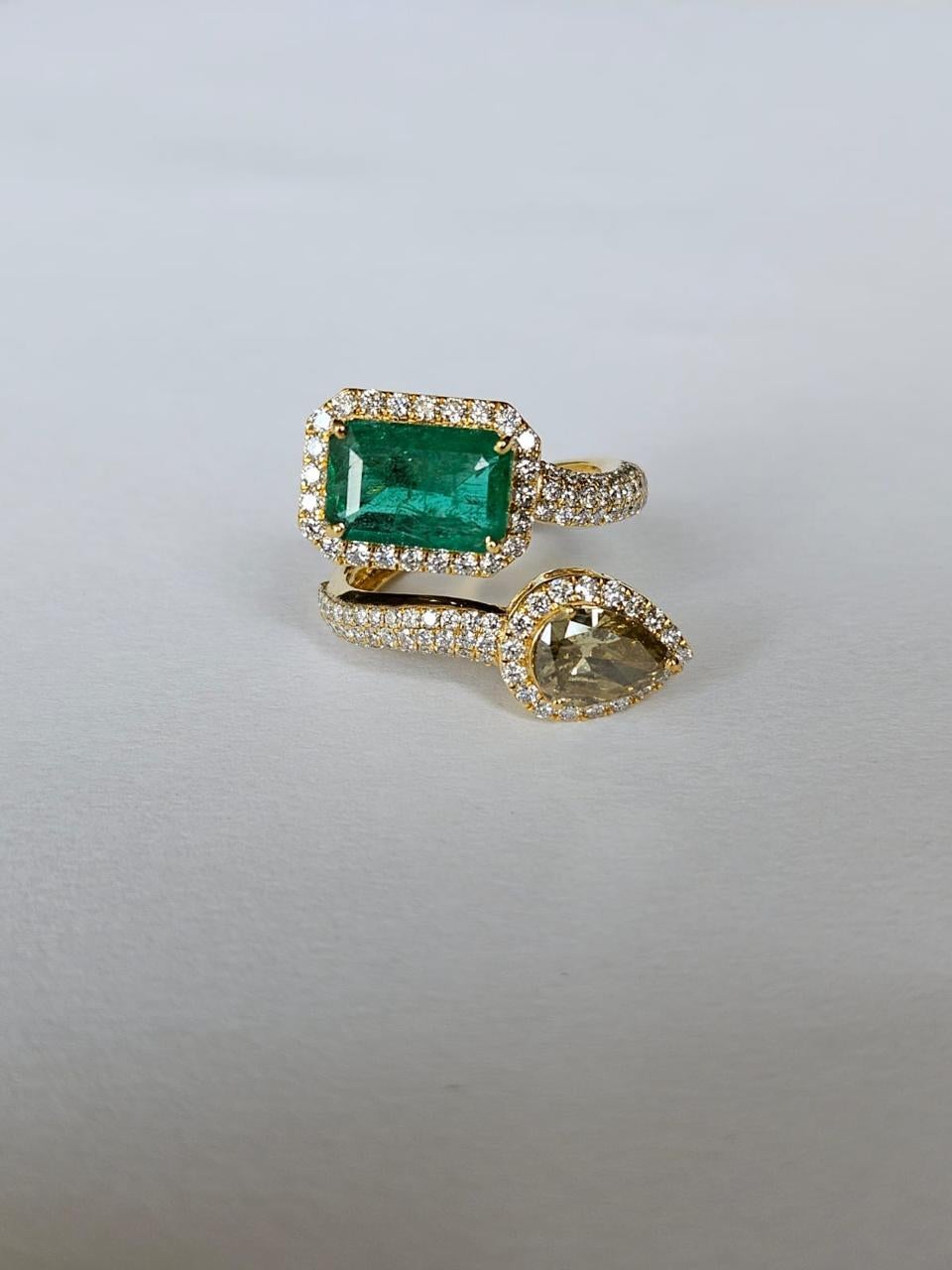 Set in 18K Gold, 2.34 carats, natural Zambian Emerald & Diamonds Engagement Ring For Sale 3