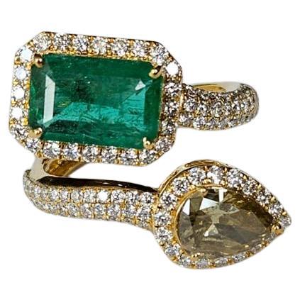 Set in 18K Gold, 2.34 carats, natural Zambian Emerald & Diamonds Engagement Ring For Sale