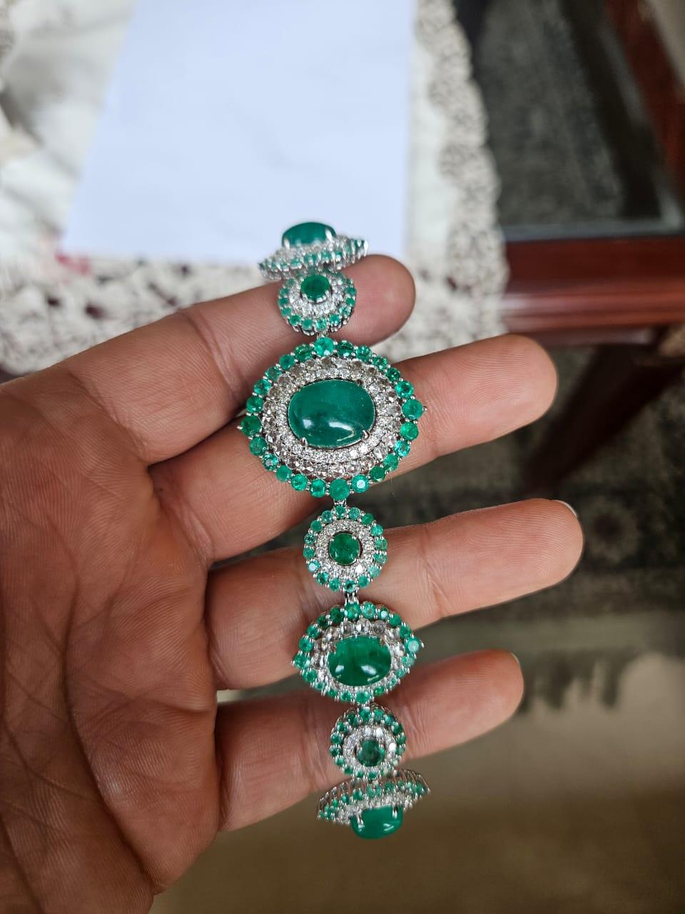 Moderne Bracelet en or 18 carats, cabochons d'émeraudes de Colombie de 23,49 carats en vente