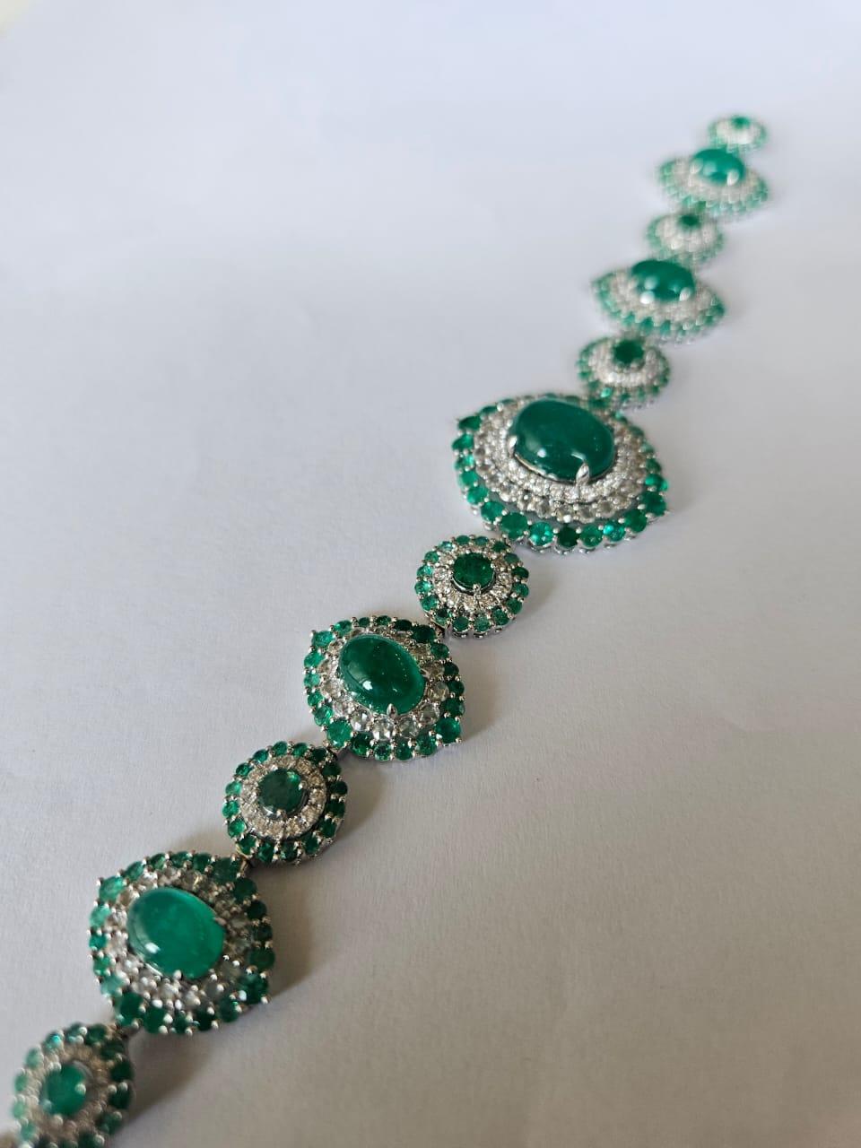 Bracelet en or 18 carats, cabochons d'émeraudes de Colombie de 23,49 carats Neuf - En vente à Hong Kong, HK