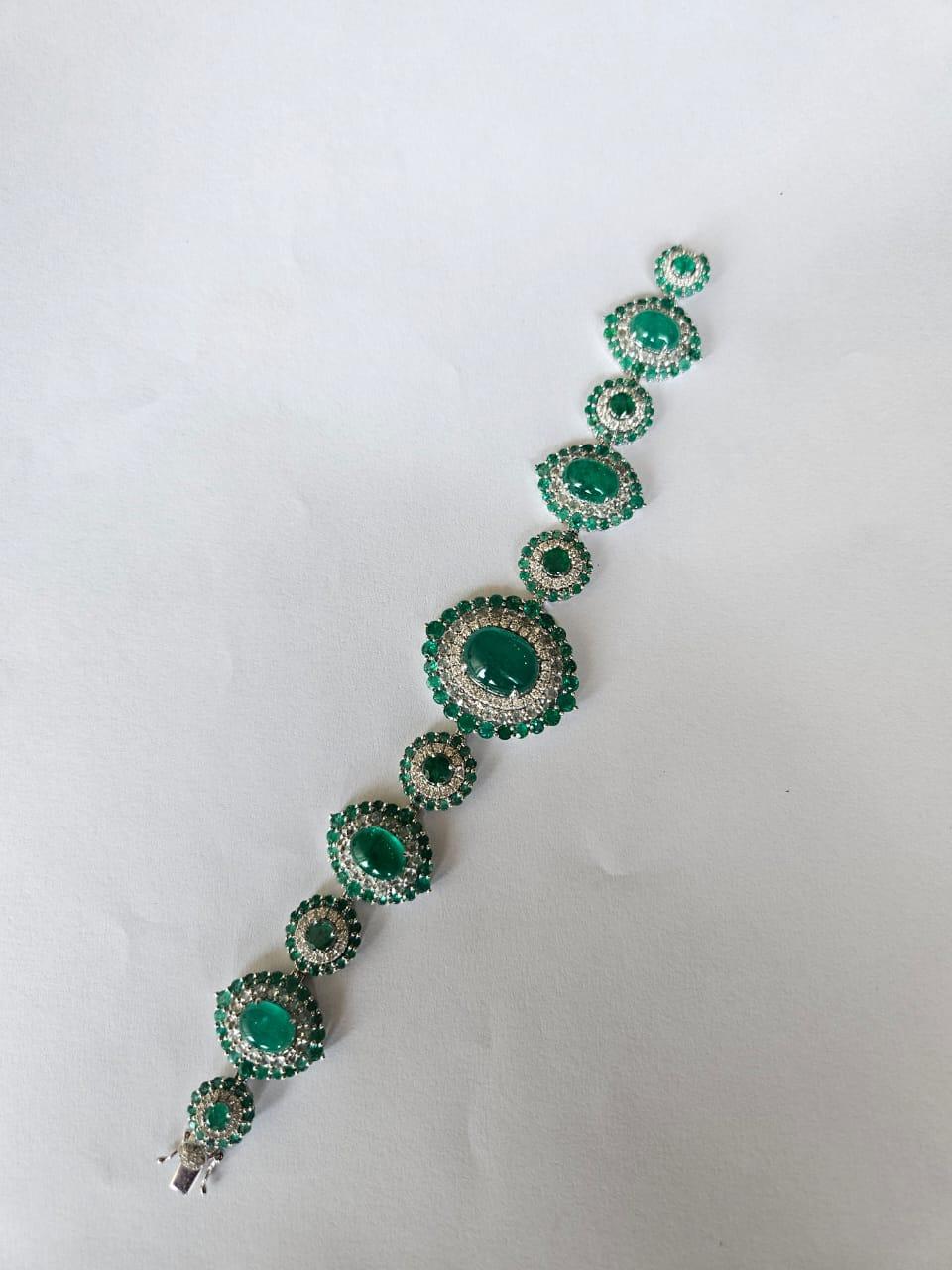 Bracelet en or 18 carats, cabochons d'émeraudes de Colombie de 23,49 carats Unisexe en vente