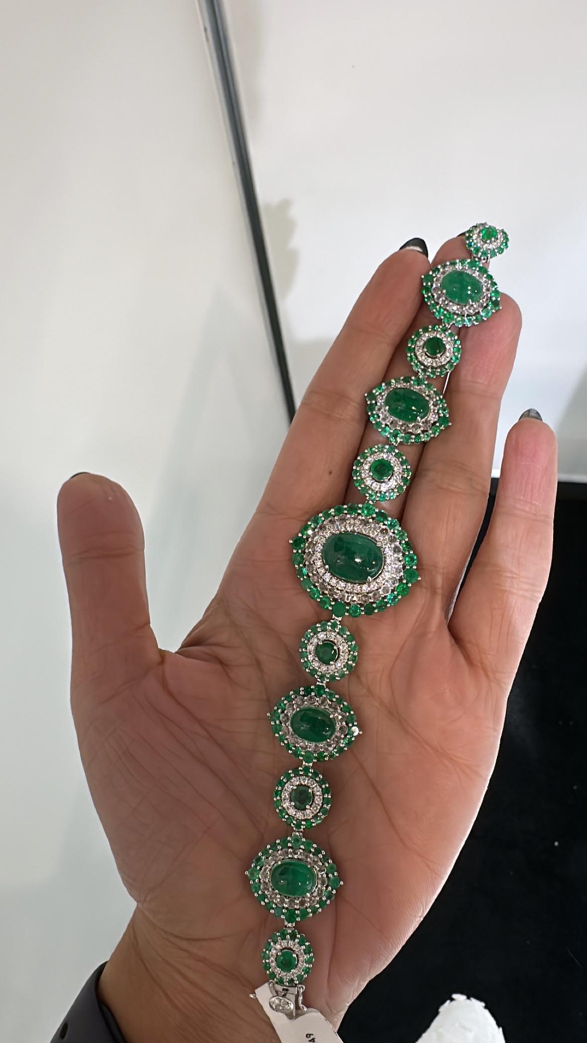 Bracelet en or 18 carats, cabochons d'émeraudes de Colombie de 23,49 carats en vente 1