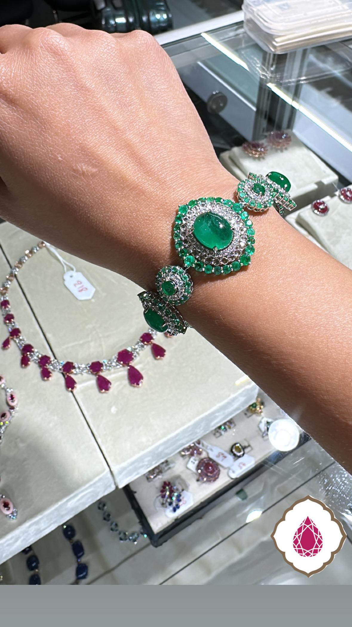 Bracelet en or 18 carats, cabochons d'émeraudes de Colombie de 23,49 carats en vente 2