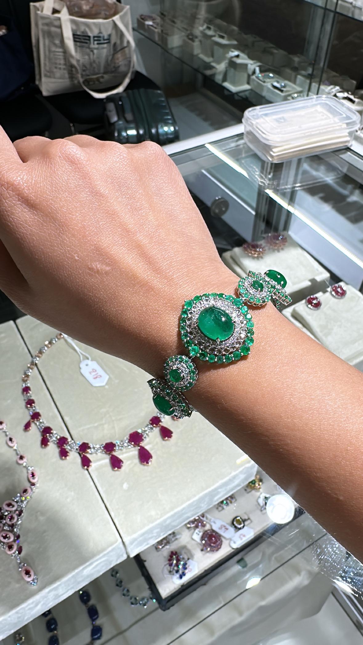 Bracelet en or 18 carats, cabochons d'émeraudes de Colombie de 23,49 carats en vente 3