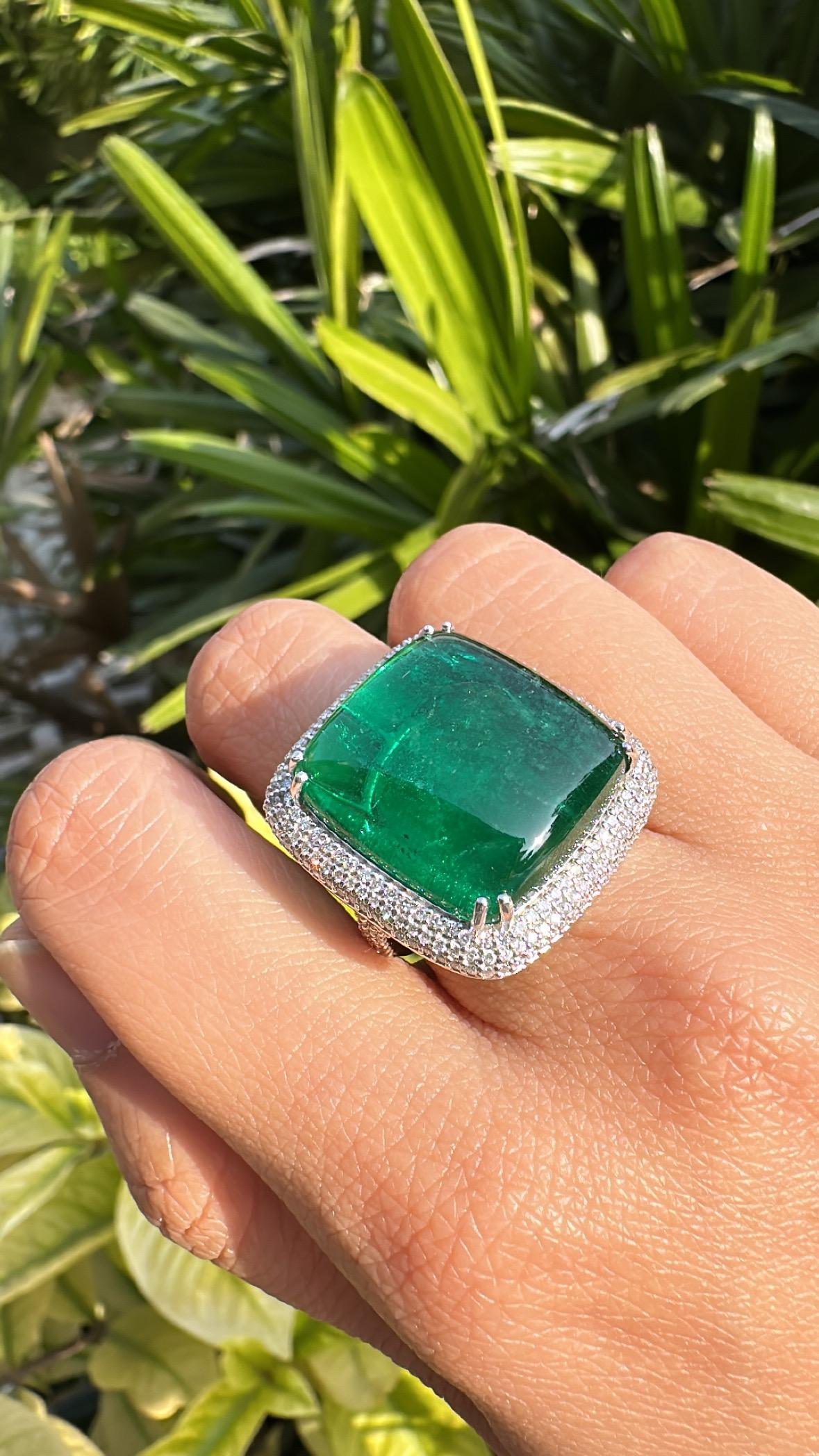 Anello di fidanzamento in oro 18 carati, smeraldo dello Zambia cabochon e diamanti da 23,55 carati in vendita 4