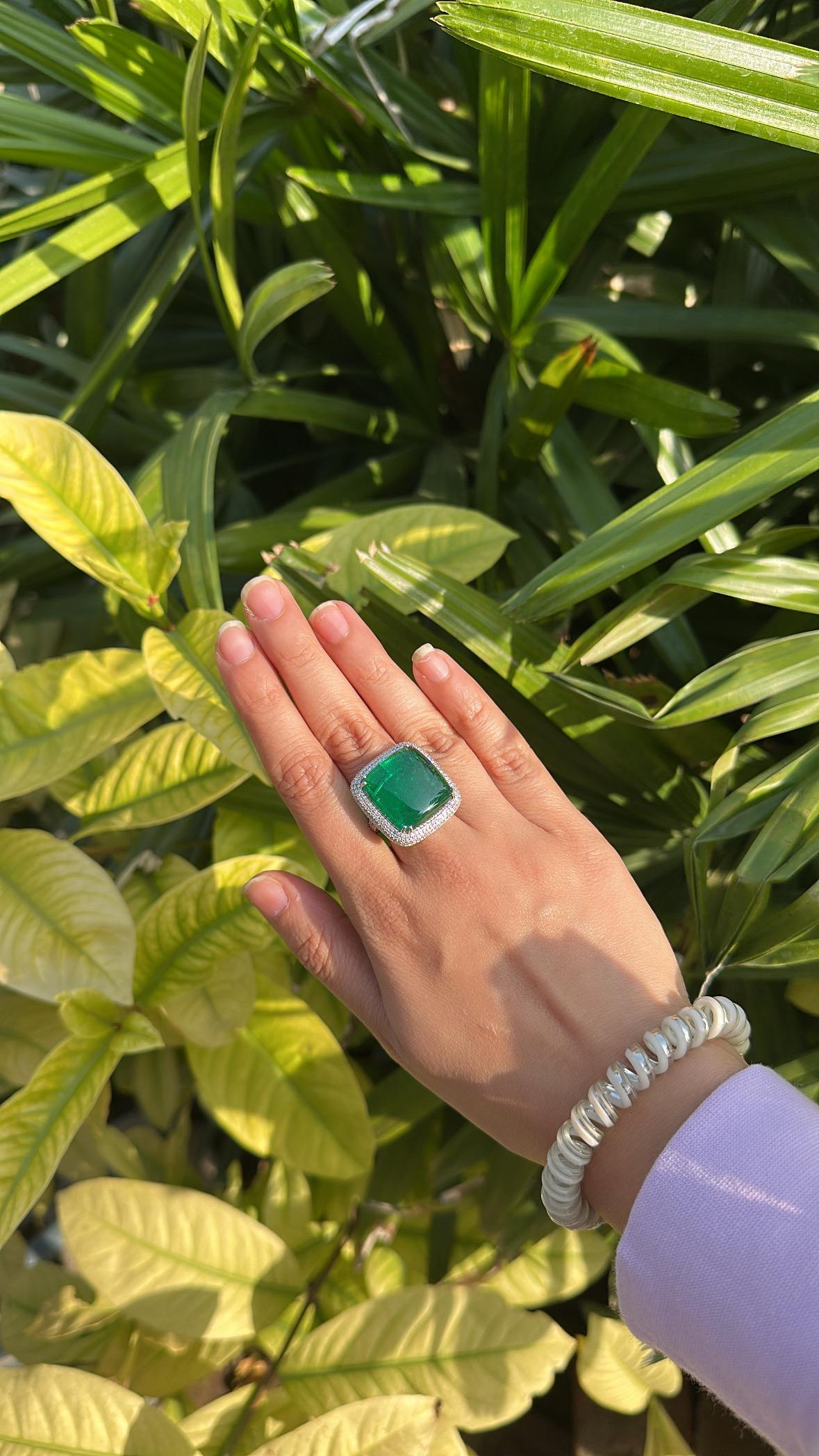 Anello di fidanzamento in oro 18 carati, smeraldo dello Zambia cabochon e diamanti da 23,55 carati in vendita 5