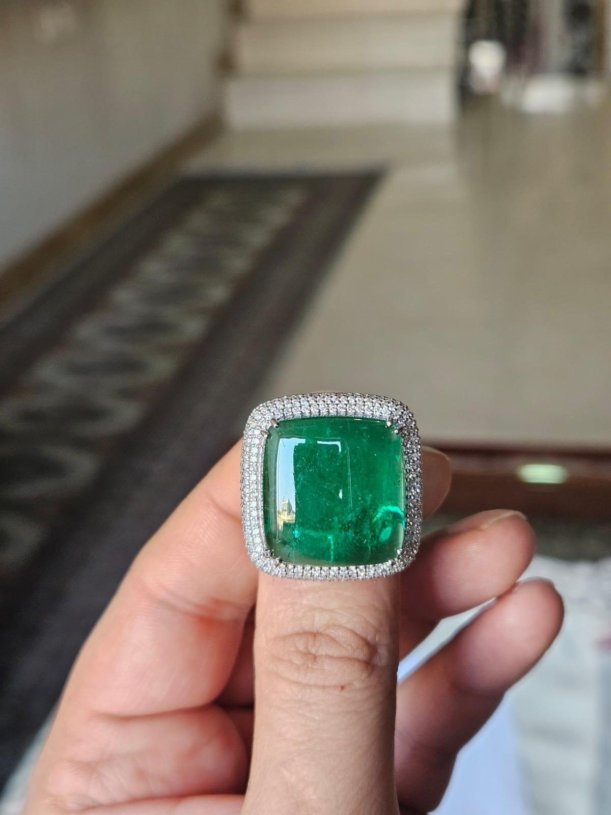 Moderno Anello di fidanzamento in oro 18 carati, smeraldo dello Zambia cabochon e diamanti da 23,55 carati in vendita