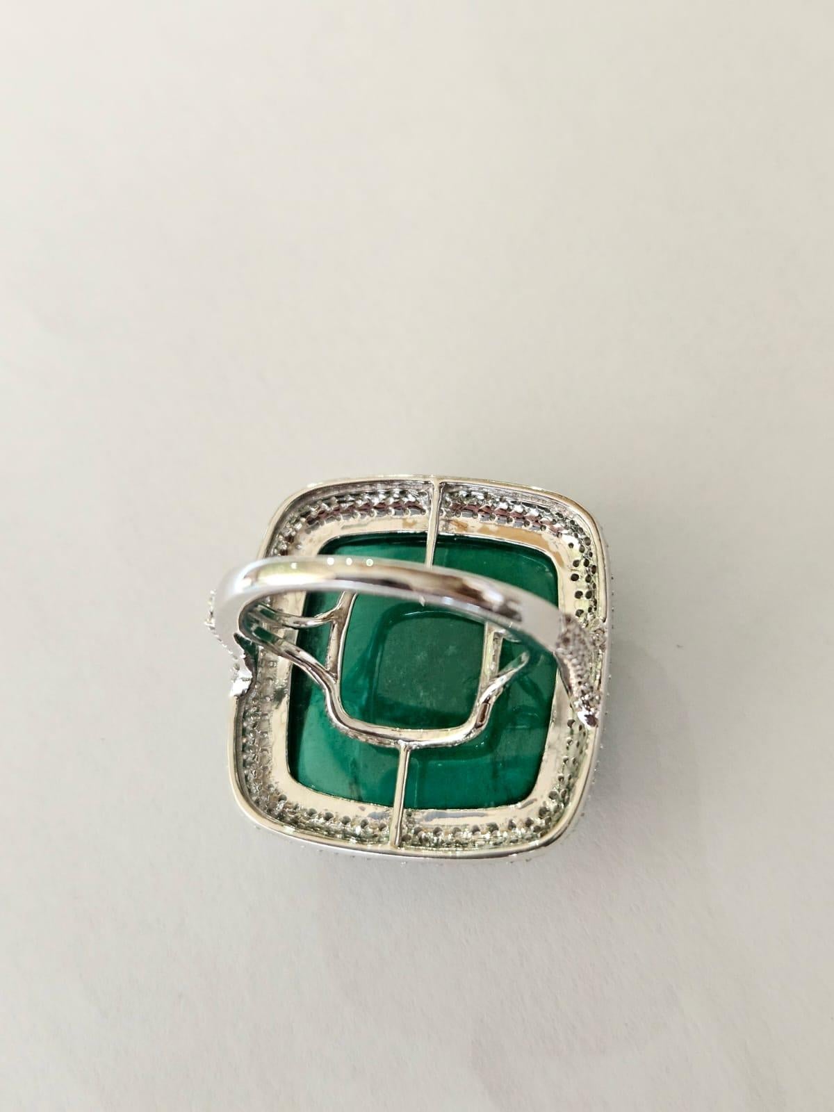 Cabochon Anello di fidanzamento in oro 18 carati, smeraldo dello Zambia cabochon e diamanti da 23,55 carati in vendita