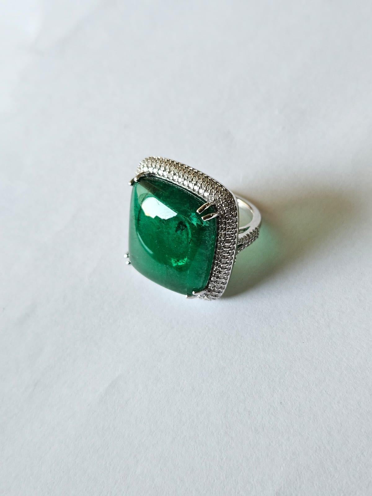 Anello di fidanzamento in oro 18 carati, smeraldo dello Zambia cabochon e diamanti da 23,55 carati In condizioni Nuovo in vendita a Hong Kong, HK