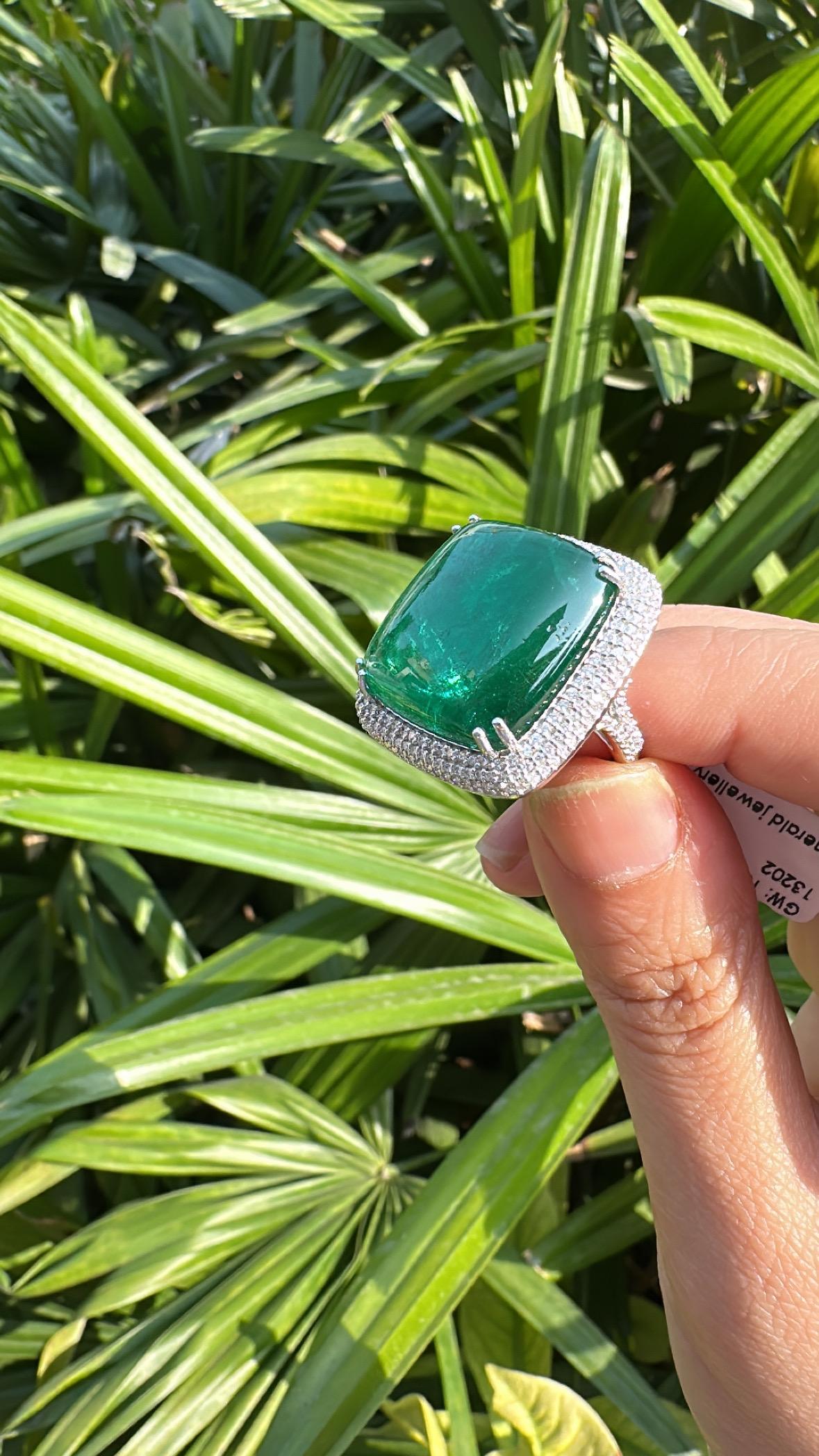 Anello di fidanzamento in oro 18 carati, smeraldo dello Zambia cabochon e diamanti da 23,55 carati in vendita 1