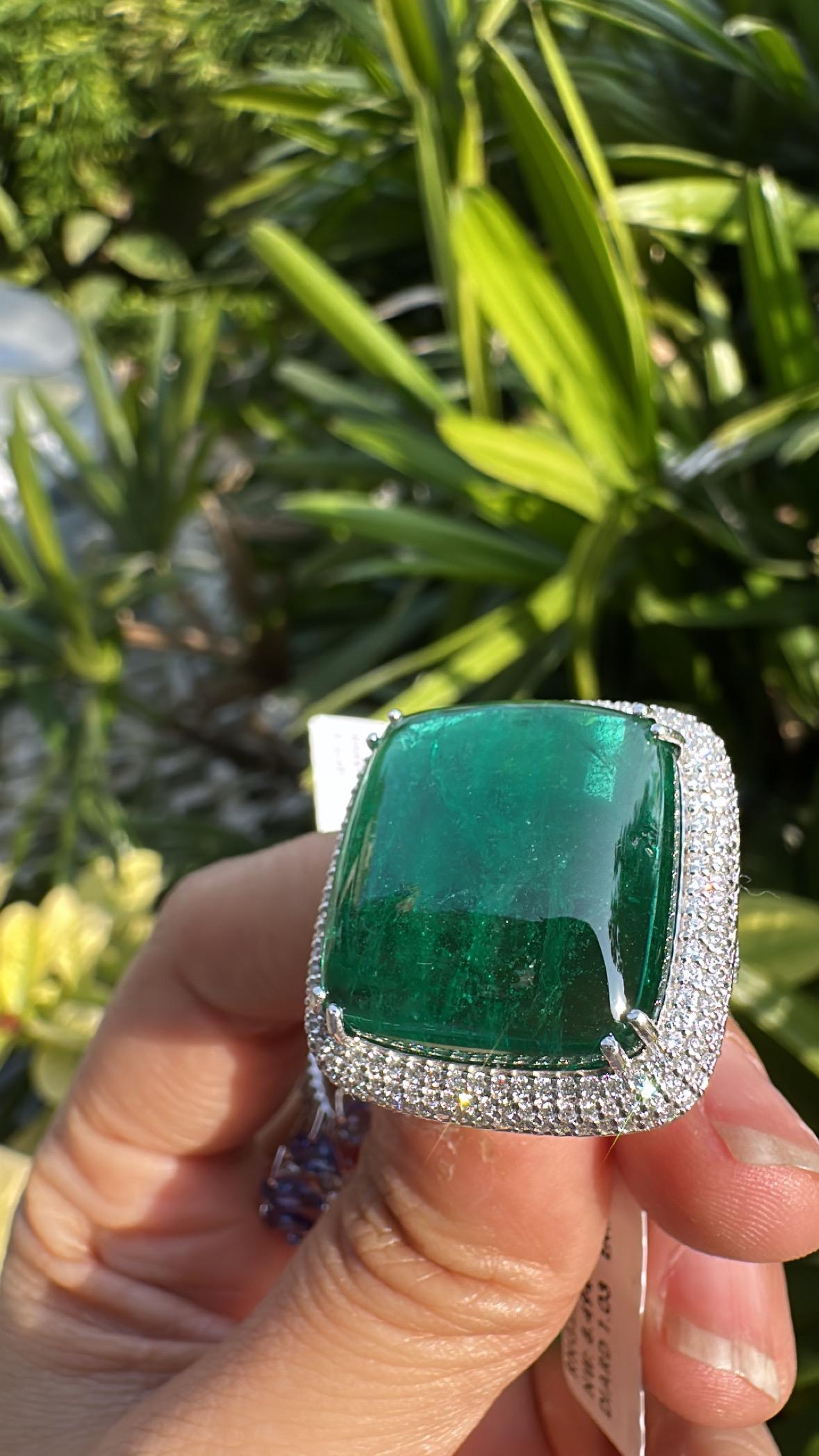 Anello di fidanzamento in oro 18 carati, smeraldo dello Zambia cabochon e diamanti da 23,55 carati in vendita 2