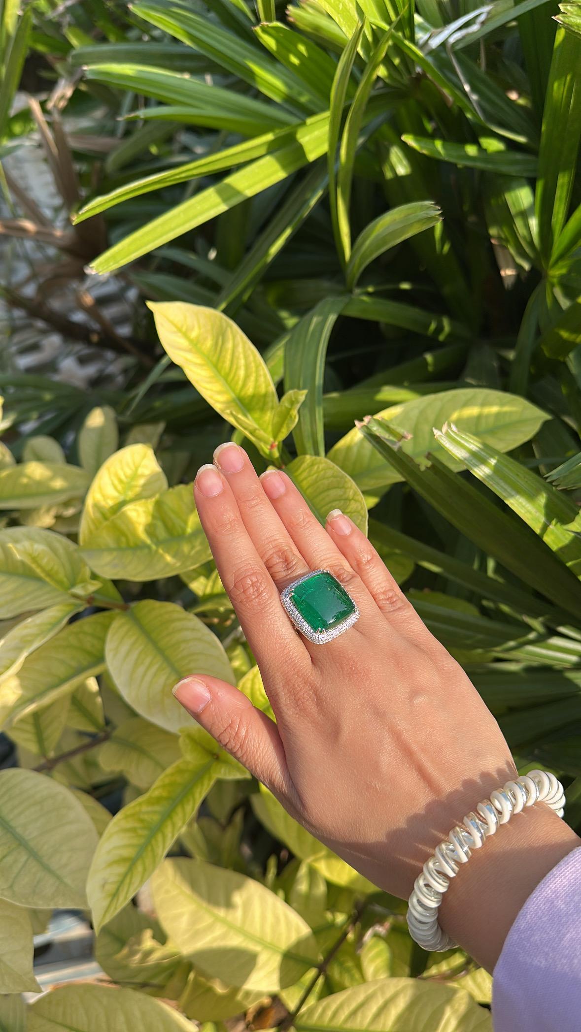 Anello di fidanzamento in oro 18 carati, smeraldo dello Zambia cabochon e diamanti da 23,55 carati in vendita 3