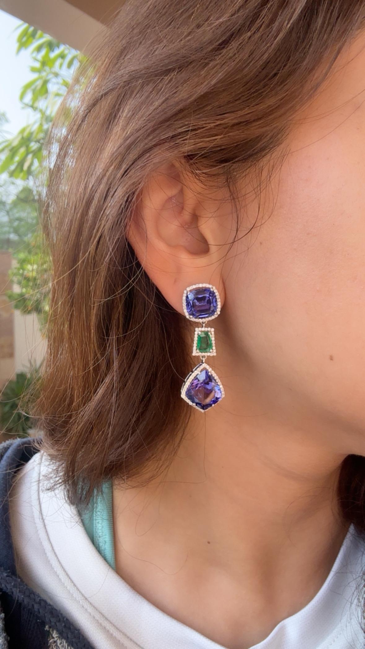 Set in 18K Gold, 23.71 cts Tanzanites, Zambian Emerald & Diamonds Dangle Earring en vente 4
