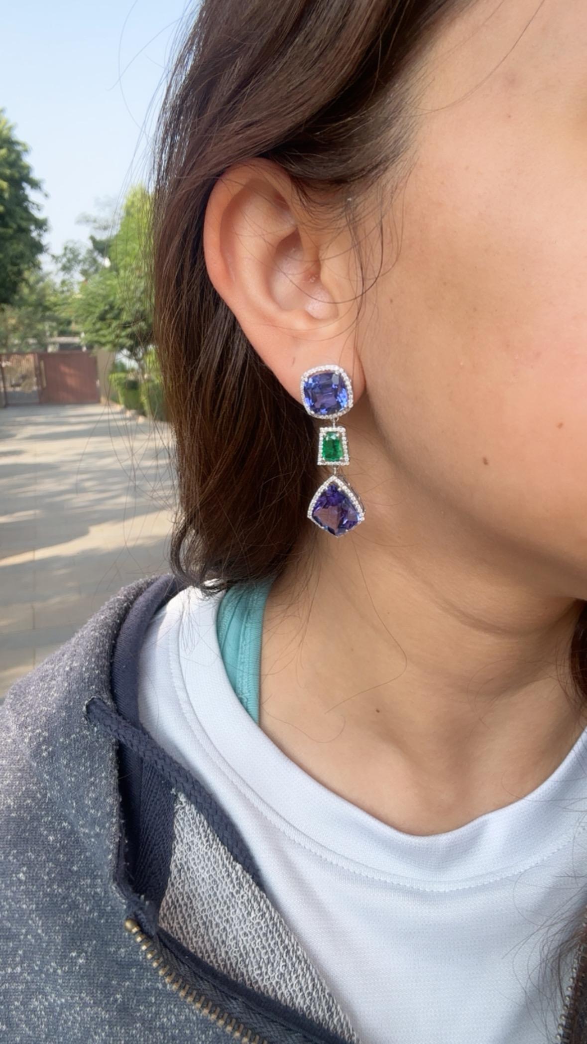 Set in 18K Gold, 23.71 cts Tanzanites, Zambian Emerald & Diamonds Dangle Earring en vente 5