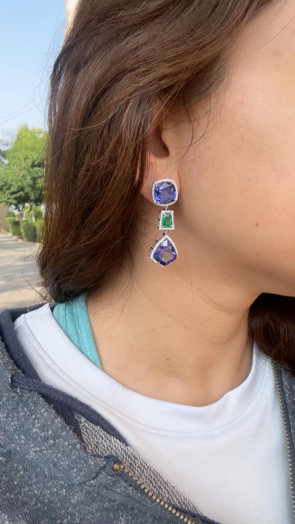 Set in 18K Gold, 23.71 cts Tanzanites, Zambian Emerald & Diamonds Dangle Earring en vente 6