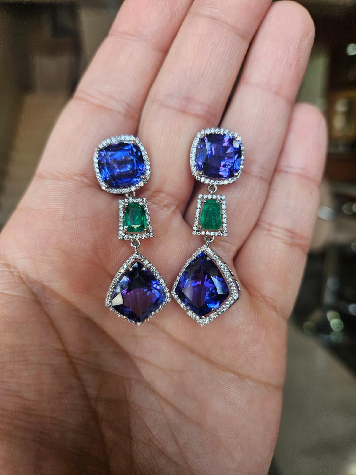 Moderne Set in 18K Gold, 23.71 cts Tanzanites, Zambian Emerald & Diamonds Dangle Earring en vente