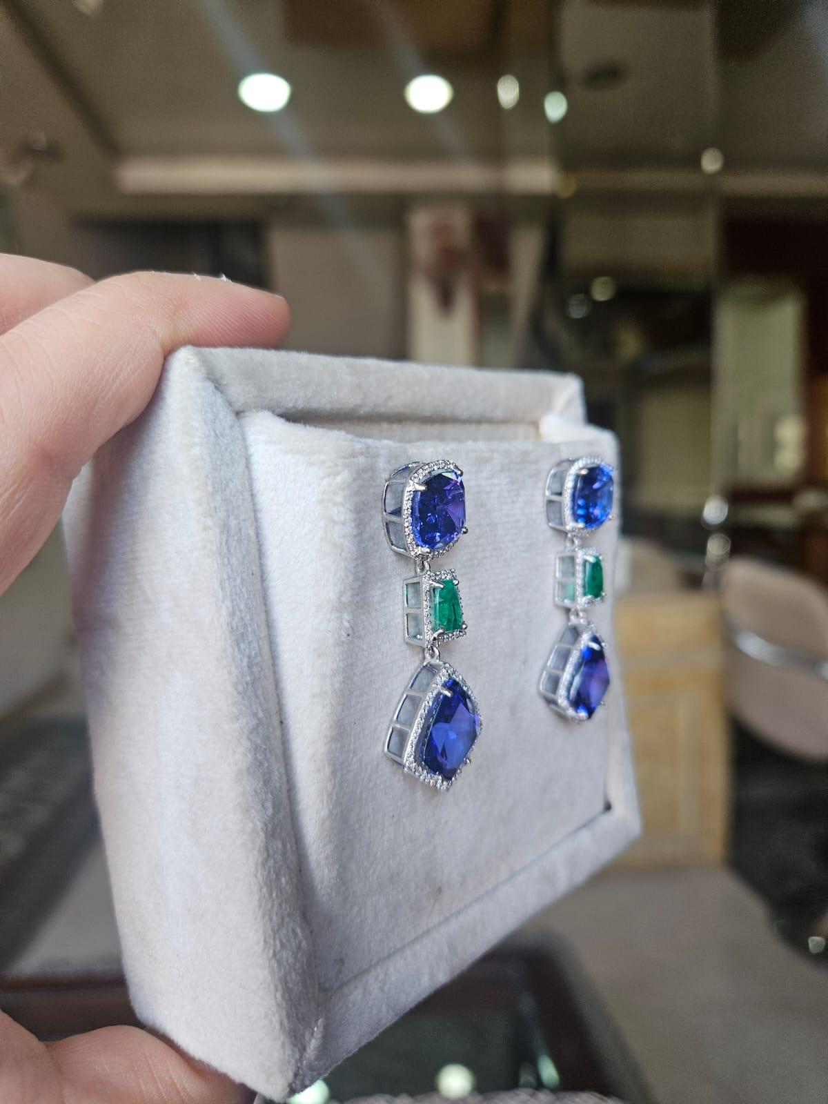 Taille écusson Set in 18K Gold, 23.71 cts Tanzanites, Zambian Emerald & Diamonds Dangle Earring en vente