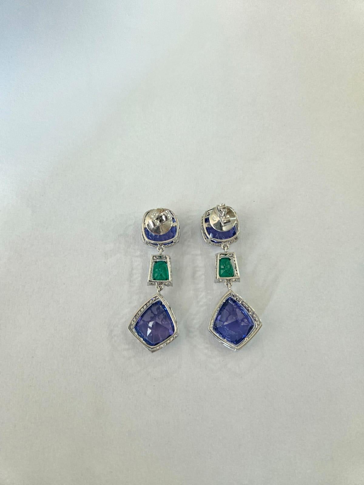 Set in 18K Gold, 23.71 cts Tanzanites, Zambian Emerald & Diamonds Dangle Earring Neuf - En vente à Hong Kong, HK