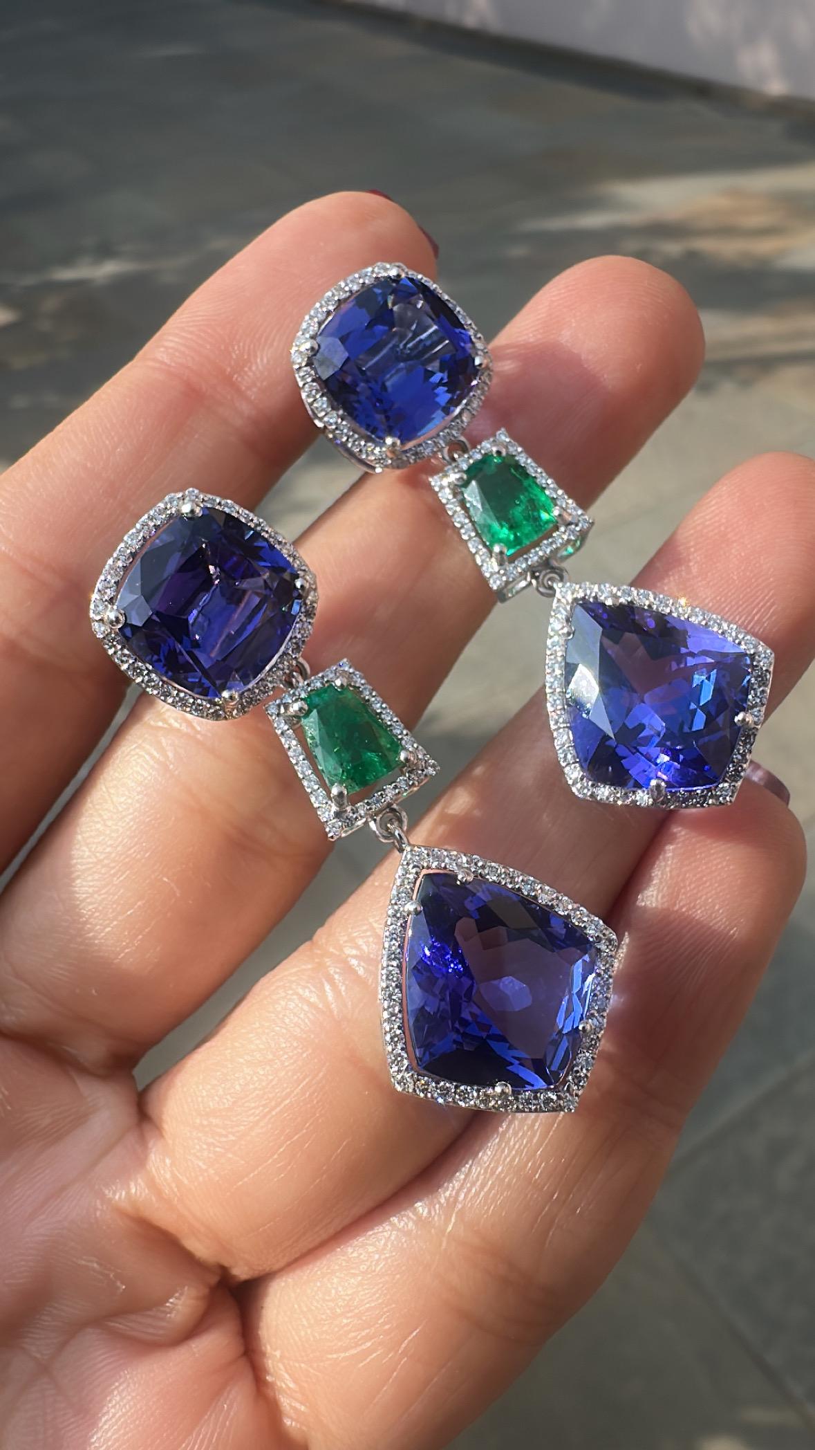 Set in 18K Gold, 23.71 cts Tanzanites, Zambian Emerald & Diamonds Dangle Earring Unisexe en vente