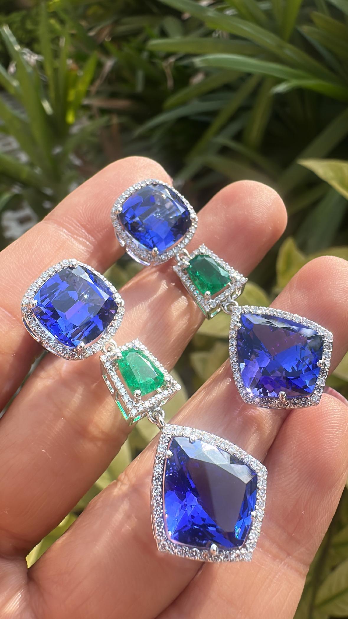 Set in 18K Gold, 23.71 cts Tanzanites, Zambian Emerald & Diamonds Dangle Earring en vente 1