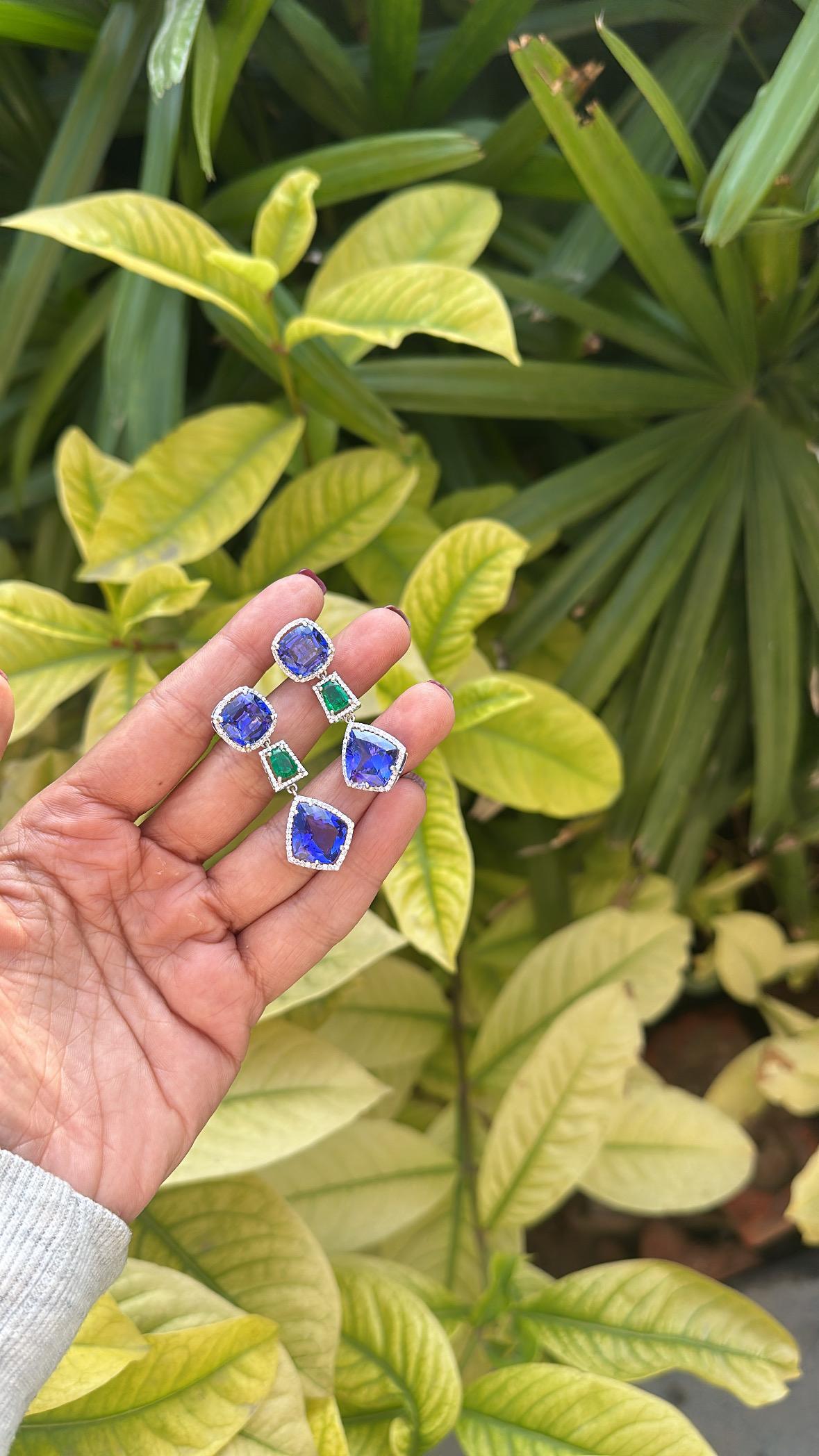 Set in 18K Gold, 23.71 cts Tanzanites, Zambian Emerald & Diamonds Dangle Earring en vente 2