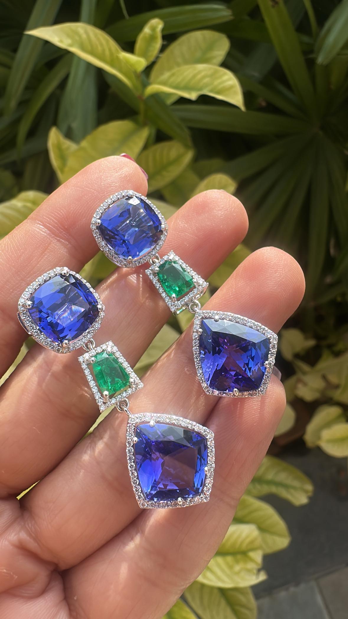 Set in 18K Gold, 23.71 cts Tanzanites, Zambian Emerald & Diamonds Dangle Earring en vente 3