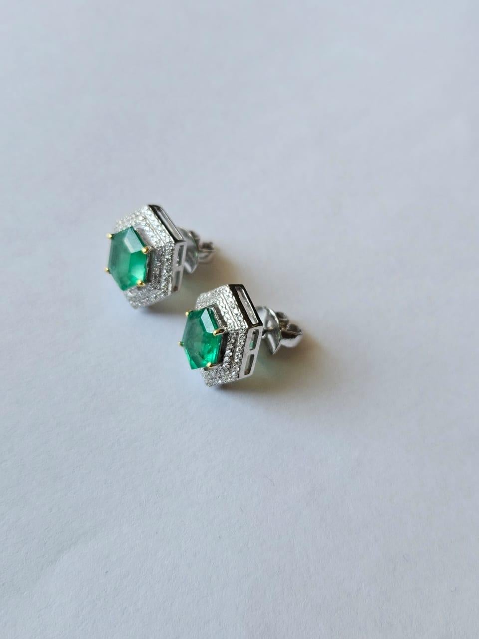 Set in 18K Gold, 2.42 carats, natural Zambian Emerald & Diamonds Stud Earrings In New Condition For Sale In Hong Kong, HK