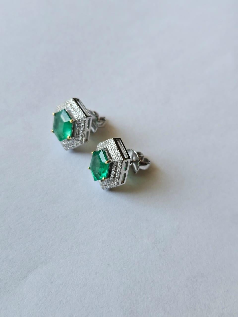 Women's or Men's Set in 18K Gold, 2.42 carats, natural Zambian Emerald & Diamonds Stud Earrings For Sale