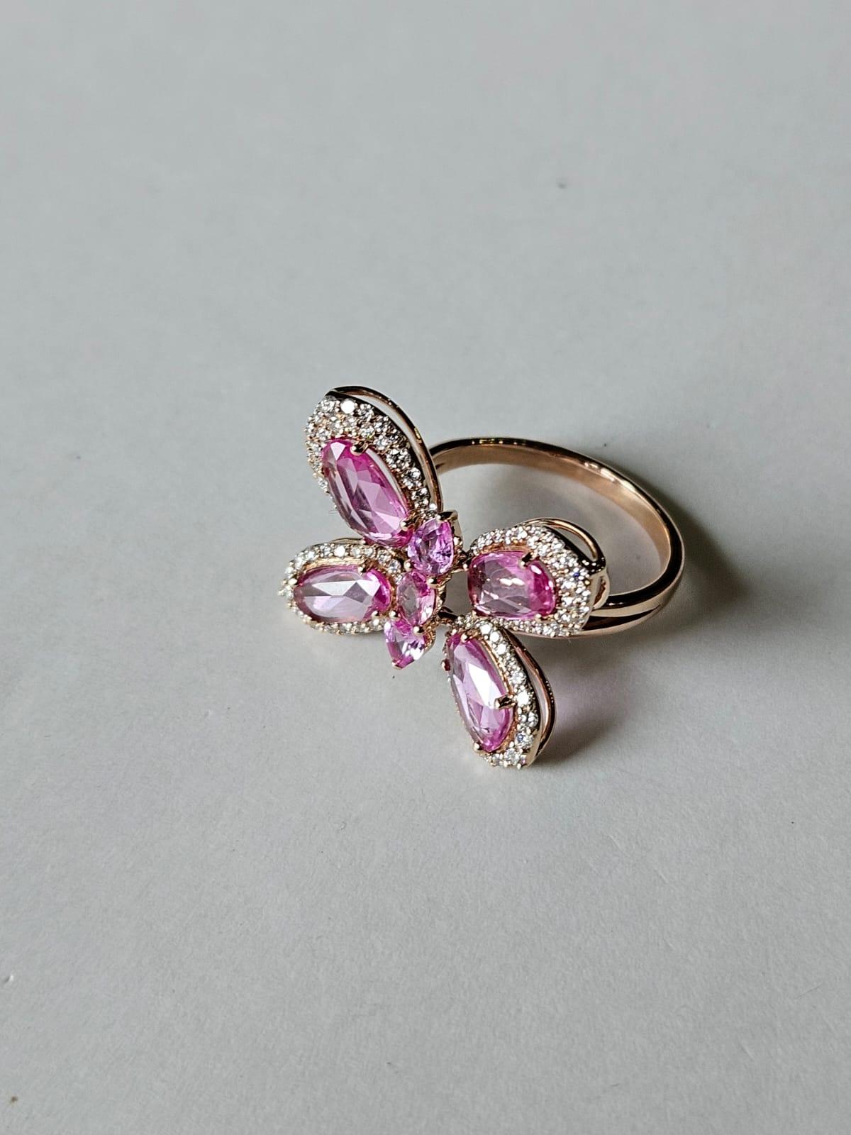 Taille rose Bague de fiançailles en or 18 carats, 2,43 carats de saphirs roses de Ceylan et diamants en vente
