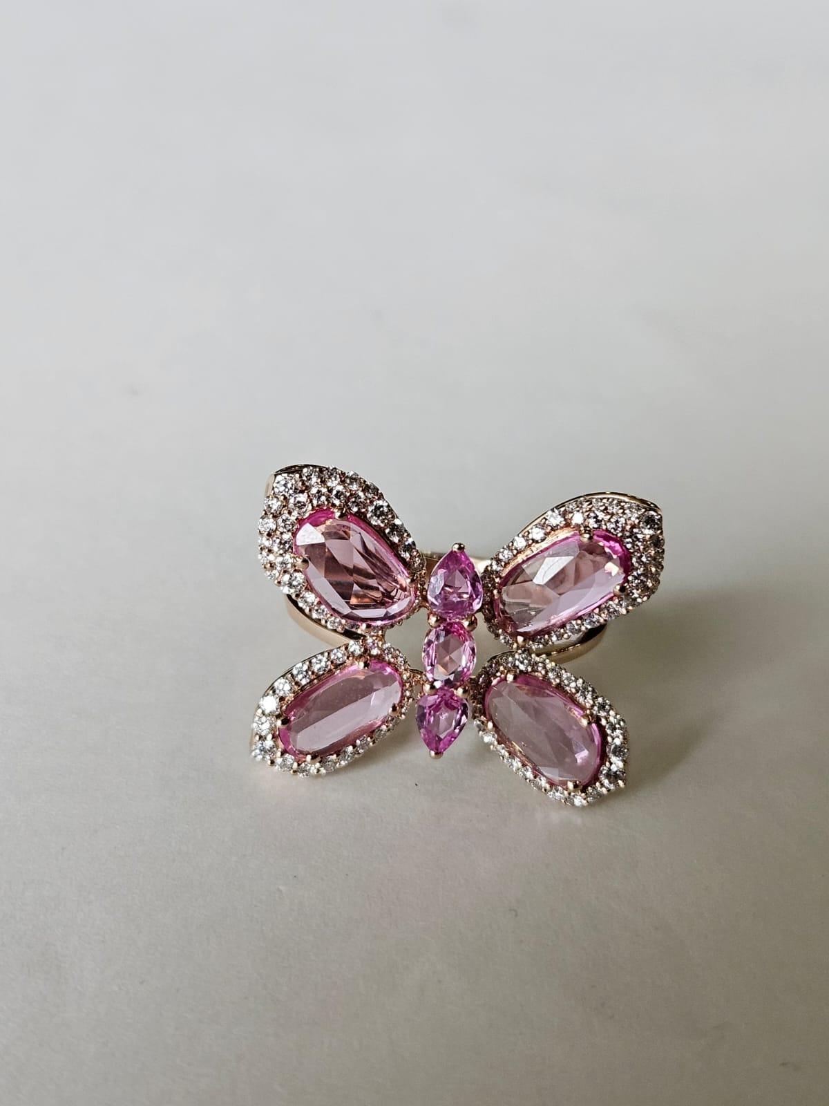 Bague de fiançailles en or 18 carats, 2,43 carats de saphirs roses de Ceylan et diamants Neuf - En vente à Hong Kong, HK