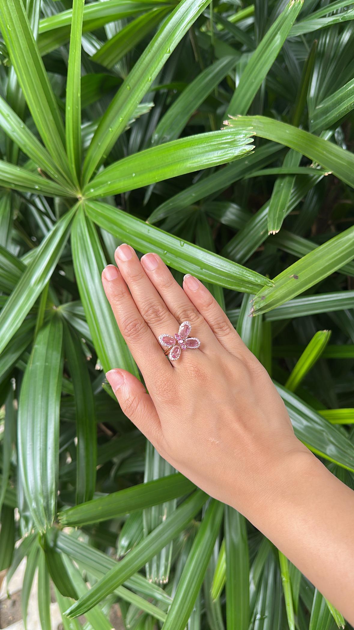 Bague de fiançailles en or 18 carats, 2,43 carats de saphirs roses de Ceylan et diamants en vente 3