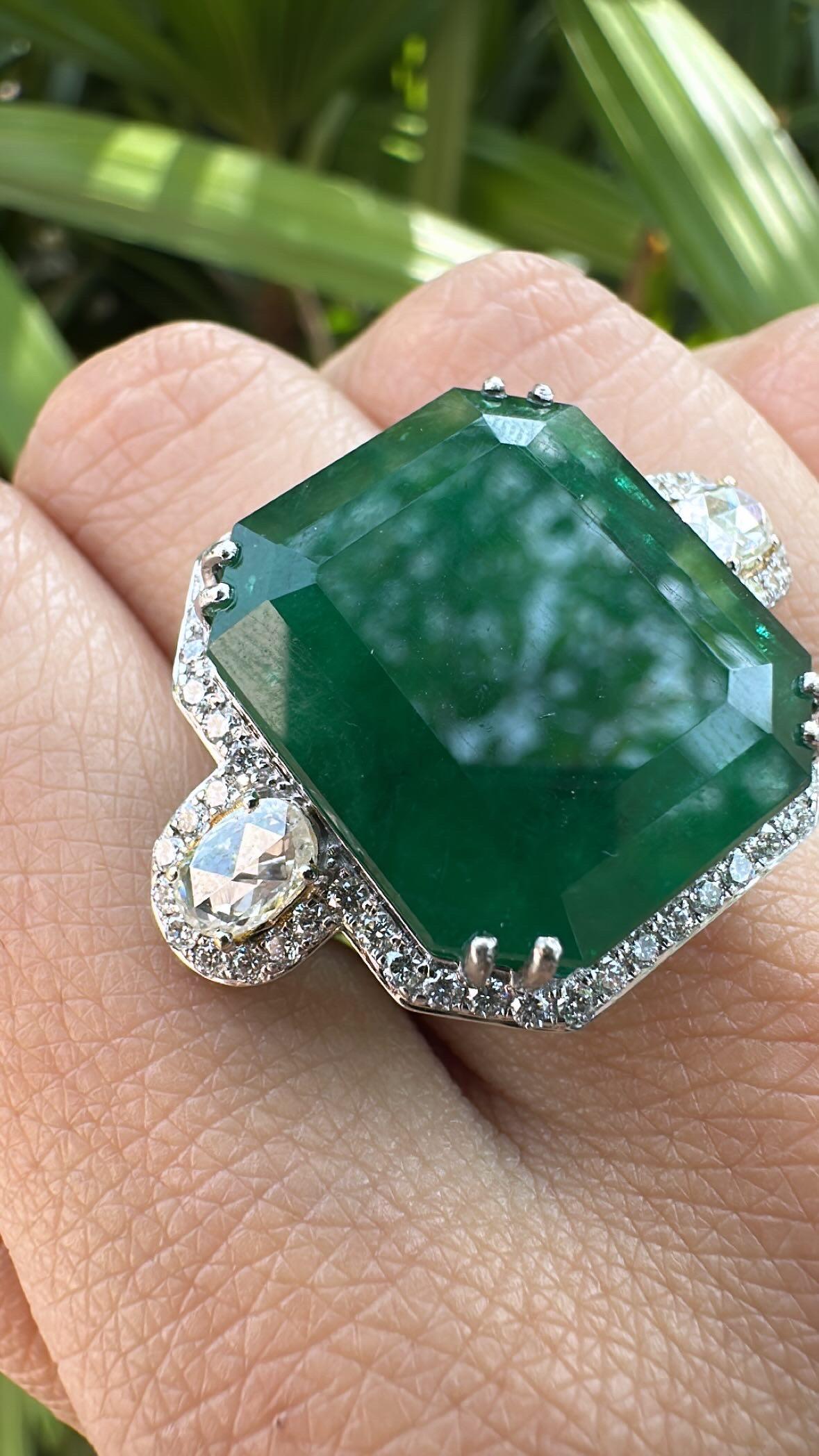 Set in 18K Gold, 24.51 carats Zambian Emerald & Rose Cut Diamond Engagement Ring im Angebot 4