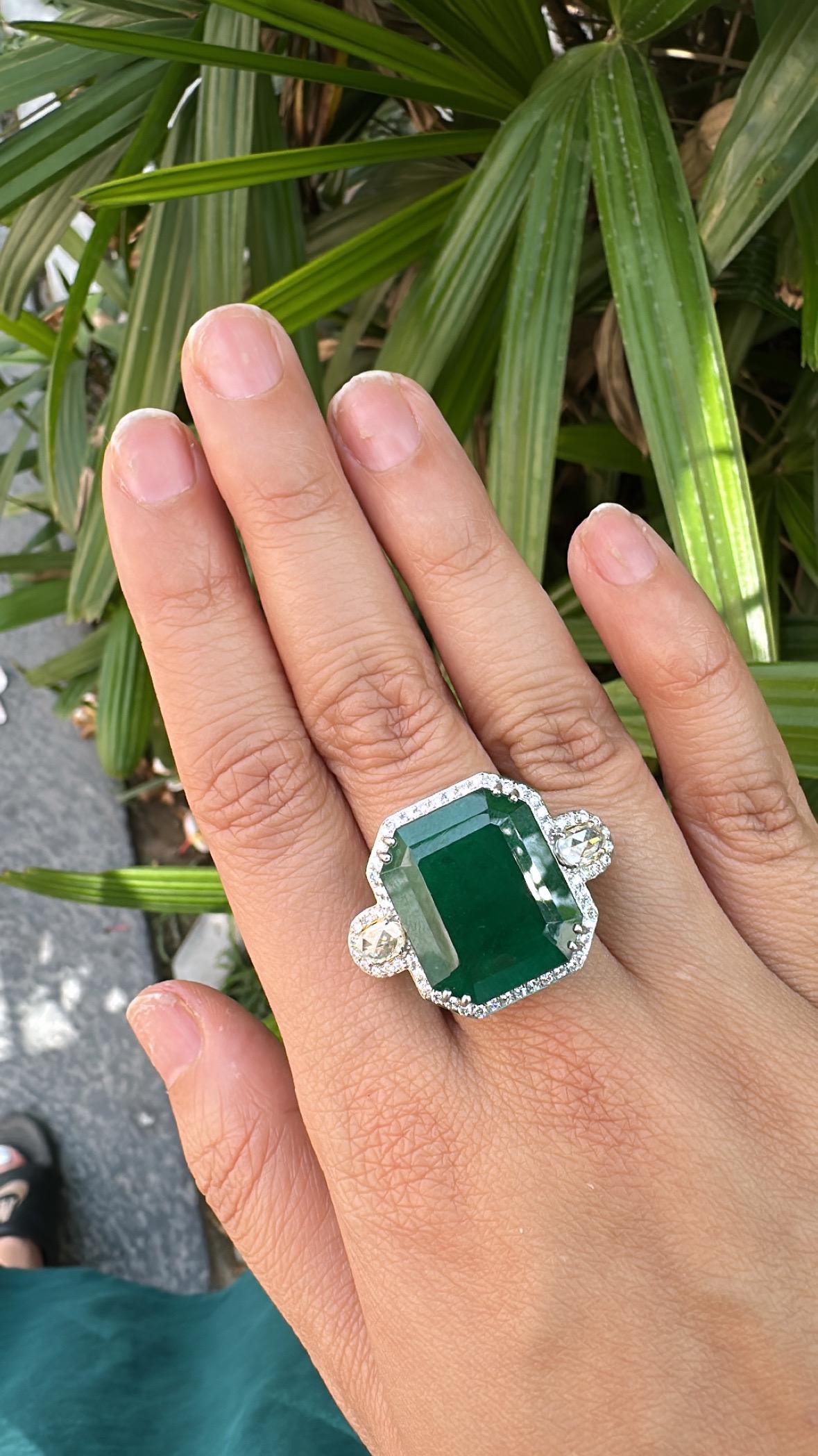 Set in 18K Gold, 24.51 carats Zambian Emerald & Rose Cut Diamond Engagement Ring im Angebot 7