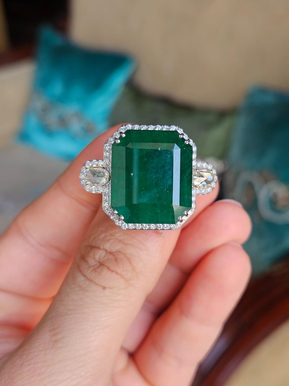 Ein wunderschöner, einzigartiger Smaragd-Verlobungsring aus 18 Karat Weißgold und natürlichen Diamanten. Das Gewicht des Smaragds beträgt 24.51 Karat. Der Smaragd ist völlig natürlich, ohne jegliche Behandlung und ist sambischen Ursprungs. Das