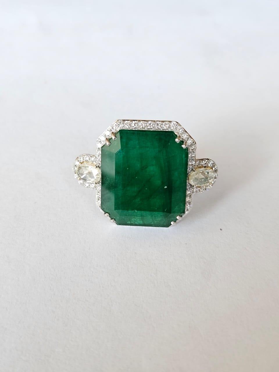 Set in 18K Gold, 24.51 carats Zambian Emerald & Rose Cut Diamond Engagement Ring In New Condition For Sale In Hong Kong, HK
