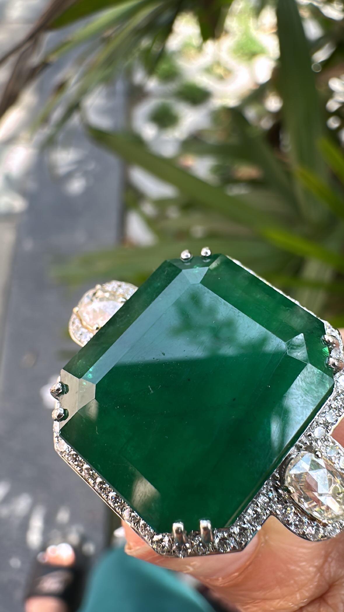 Women's or Men's Set in 18K Gold, 24.51 carats Zambian Emerald & Rose Cut Diamond Engagement Ring For Sale