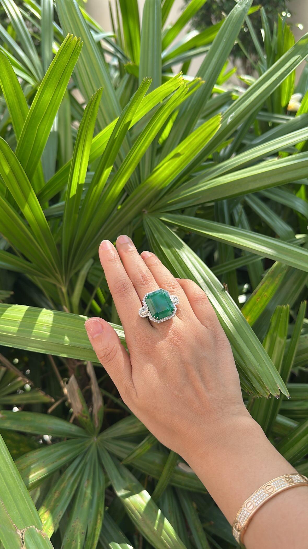 Set in 18K Gold, 24.51 carats Zambian Emerald & Rose Cut Diamond Engagement Ring For Sale 1